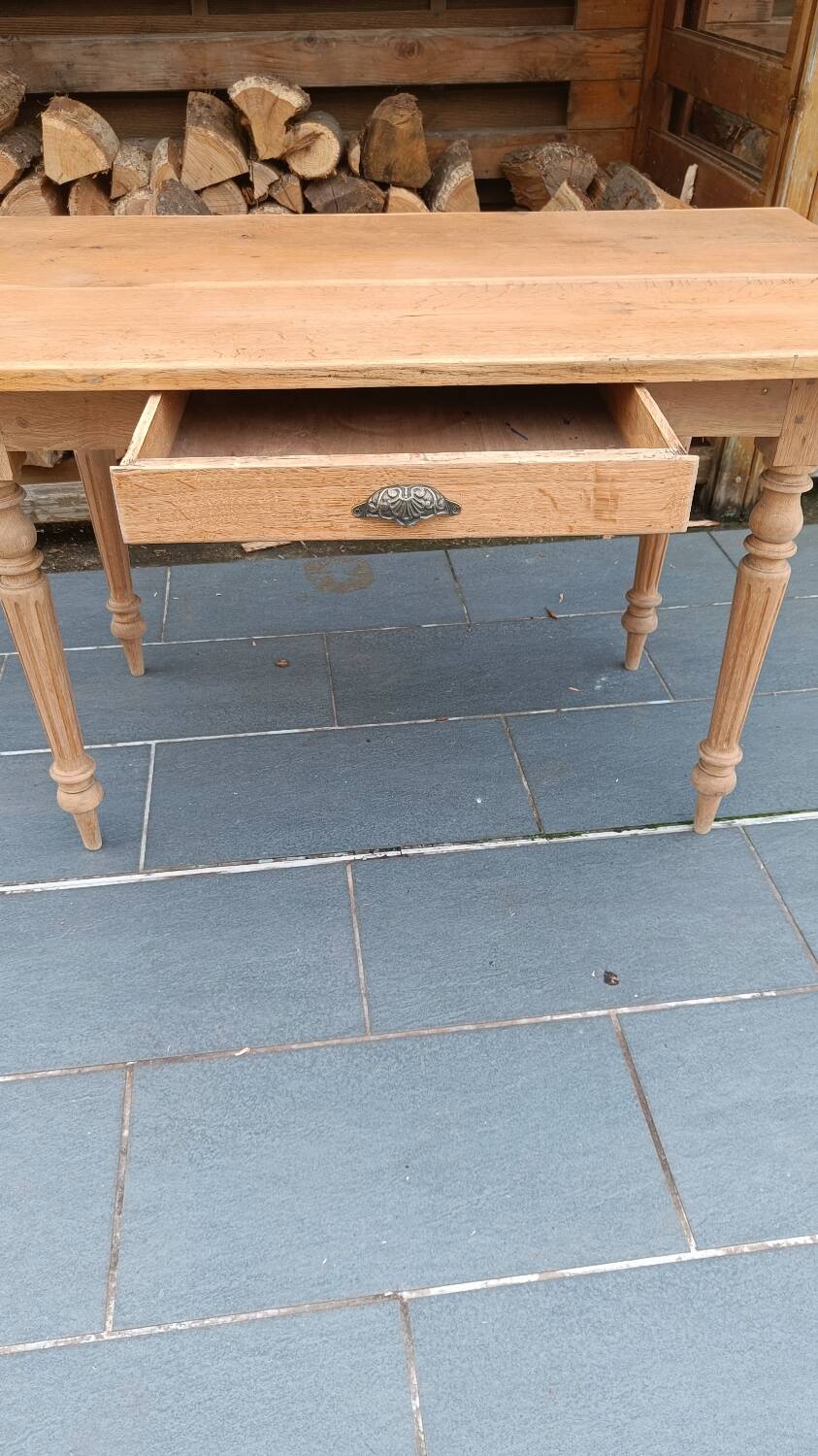 Antique light oak table with turned legs – chic country style