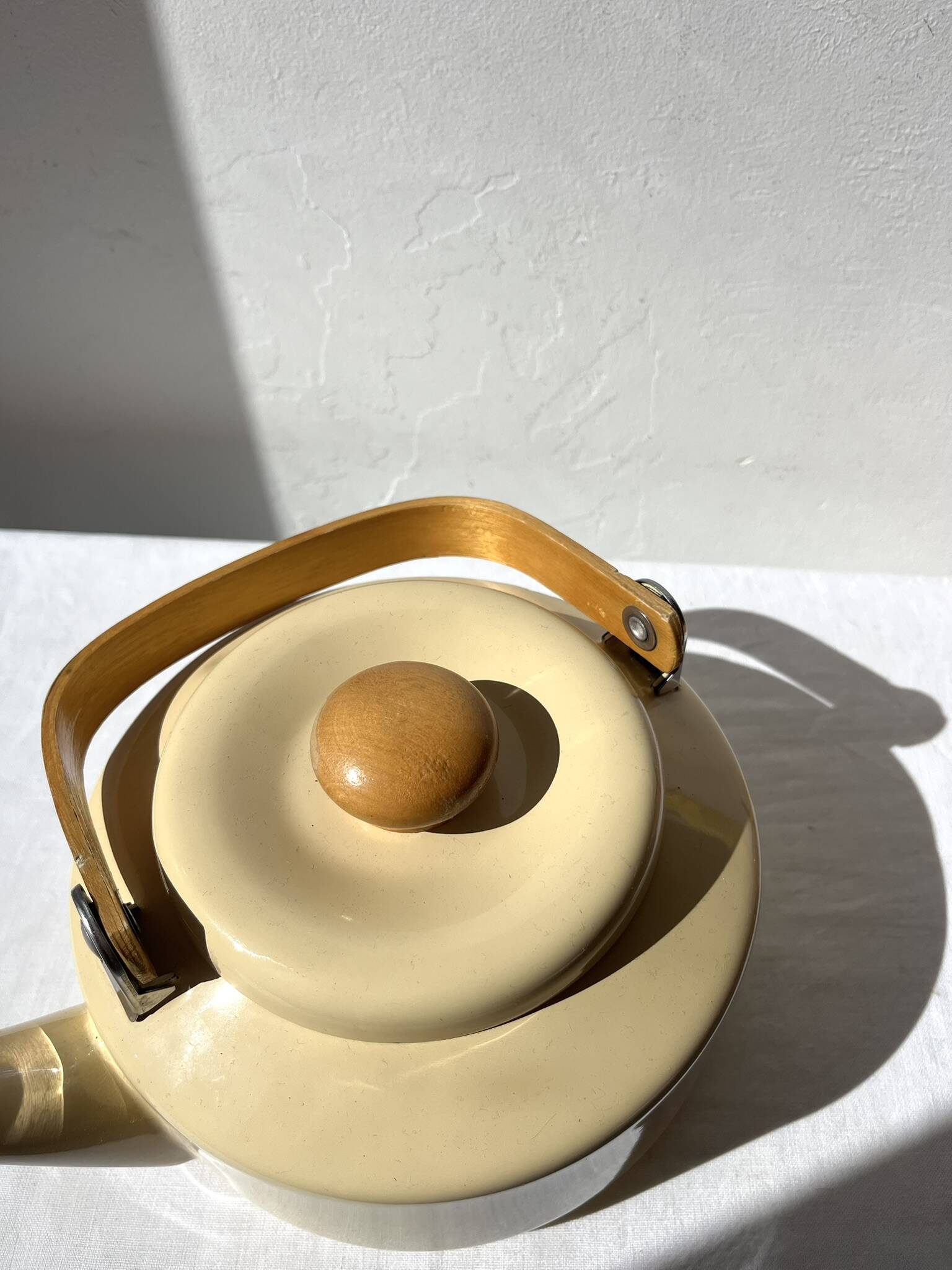 Vintage enamelled metal kettle in beige, Copco style.