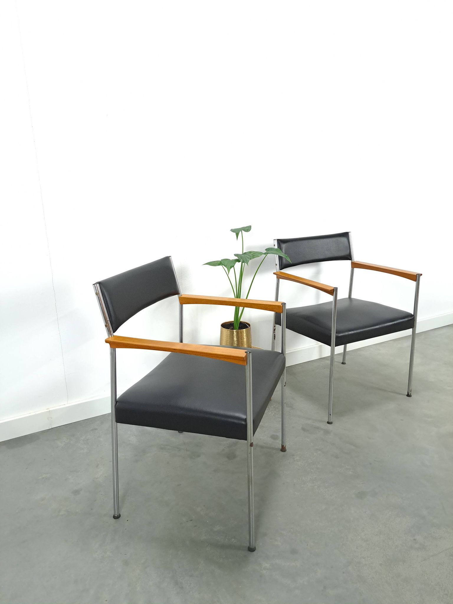 Chairs DDR with chrome base and black upholstery, dining chairs