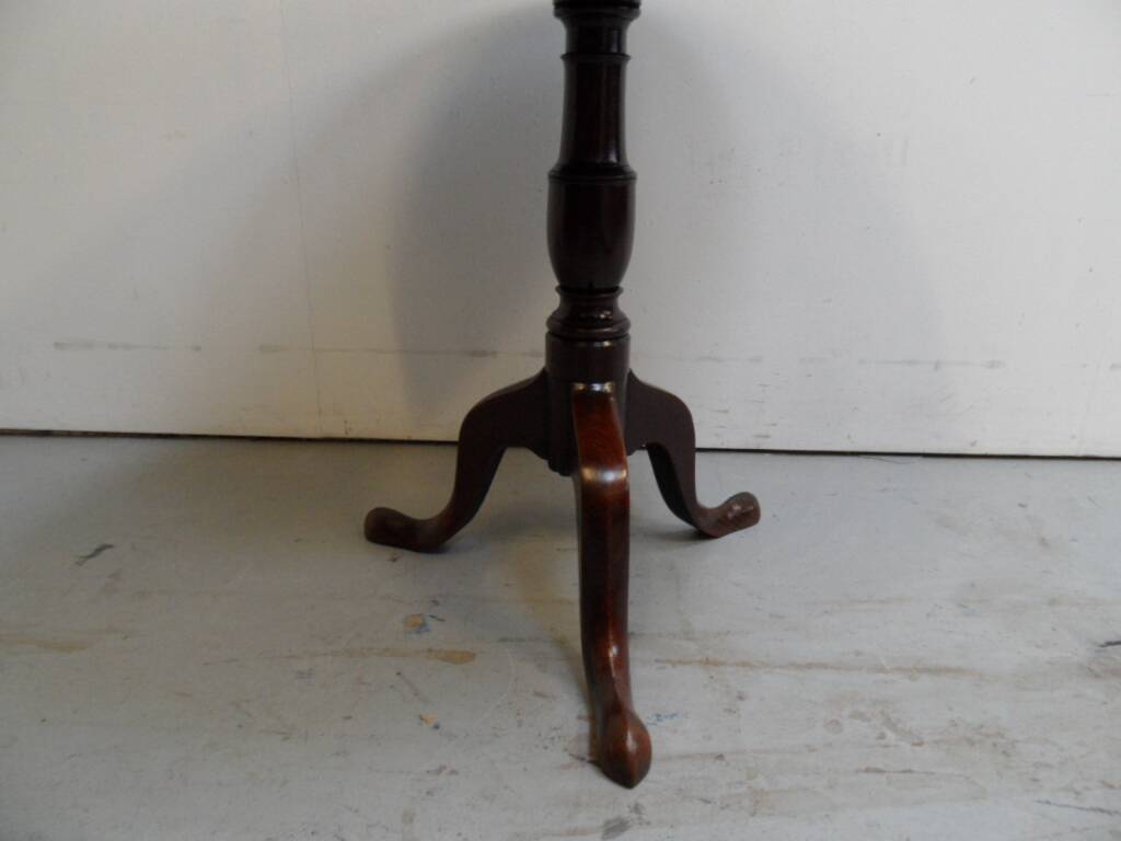 Table ronde inclinable antique en acajou