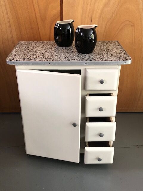 Kitchen service cabinet
