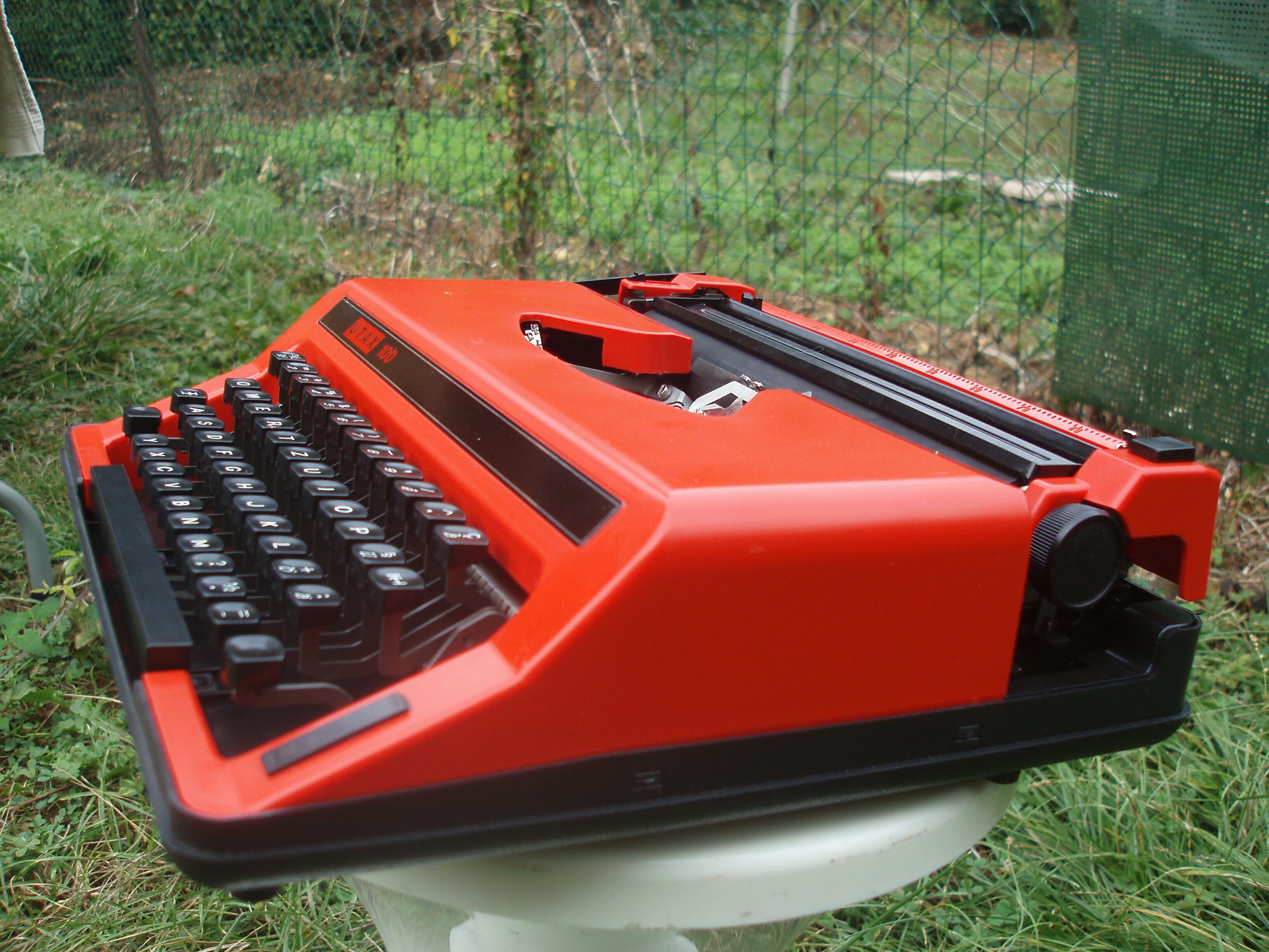 Machine a écrire rouge utax