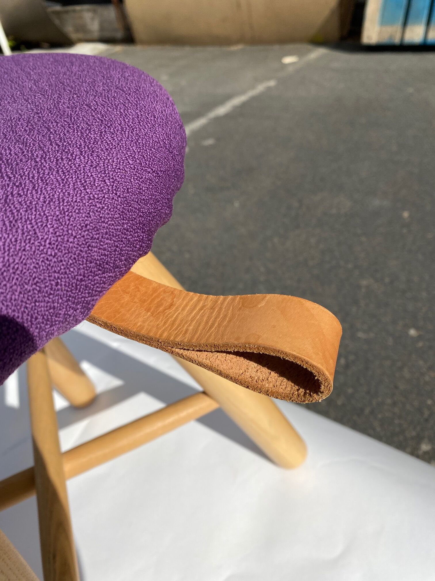 TAG purple sitting ash tabouret