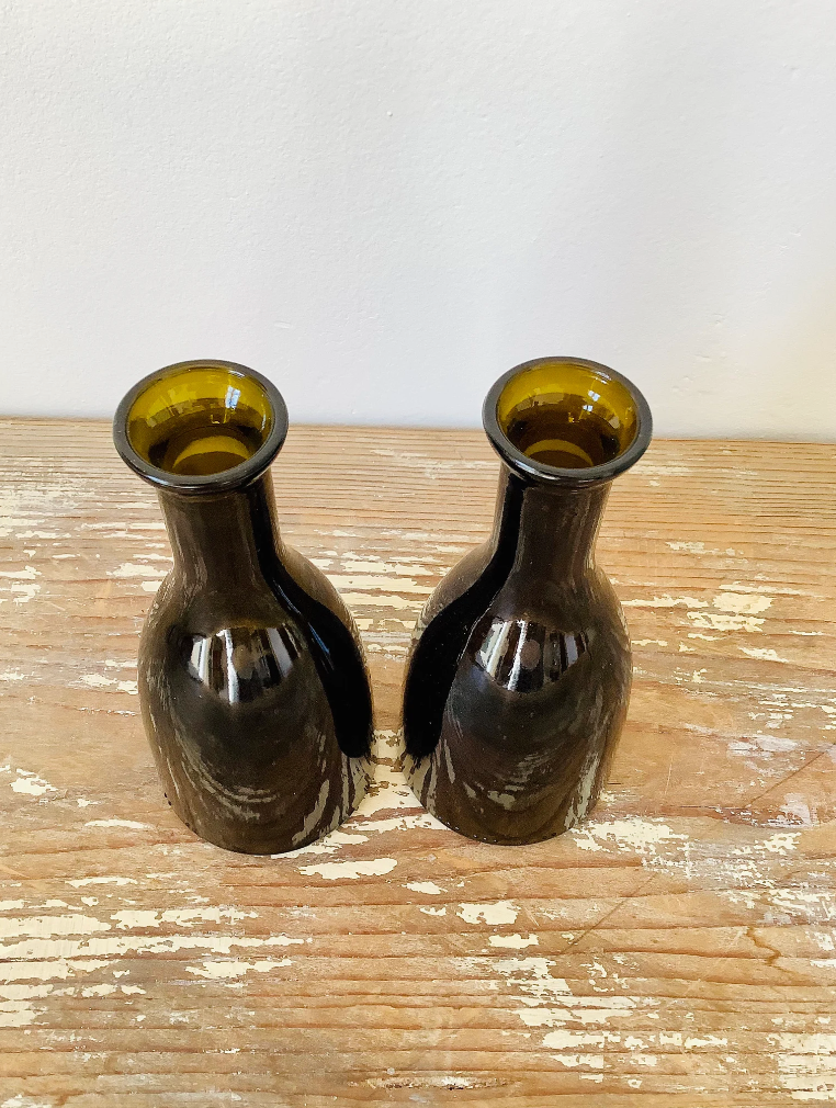 Lot de 2 jolis flacons identiques en verre ambré