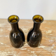 Lot de 2 jolis flacons identiques en verre ambré
