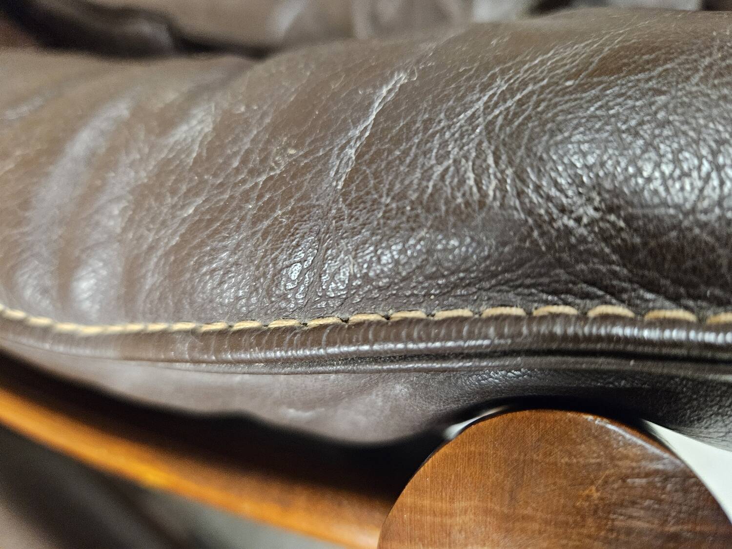 Paire de fauteuil vintage cuir Coja Suède 1960"