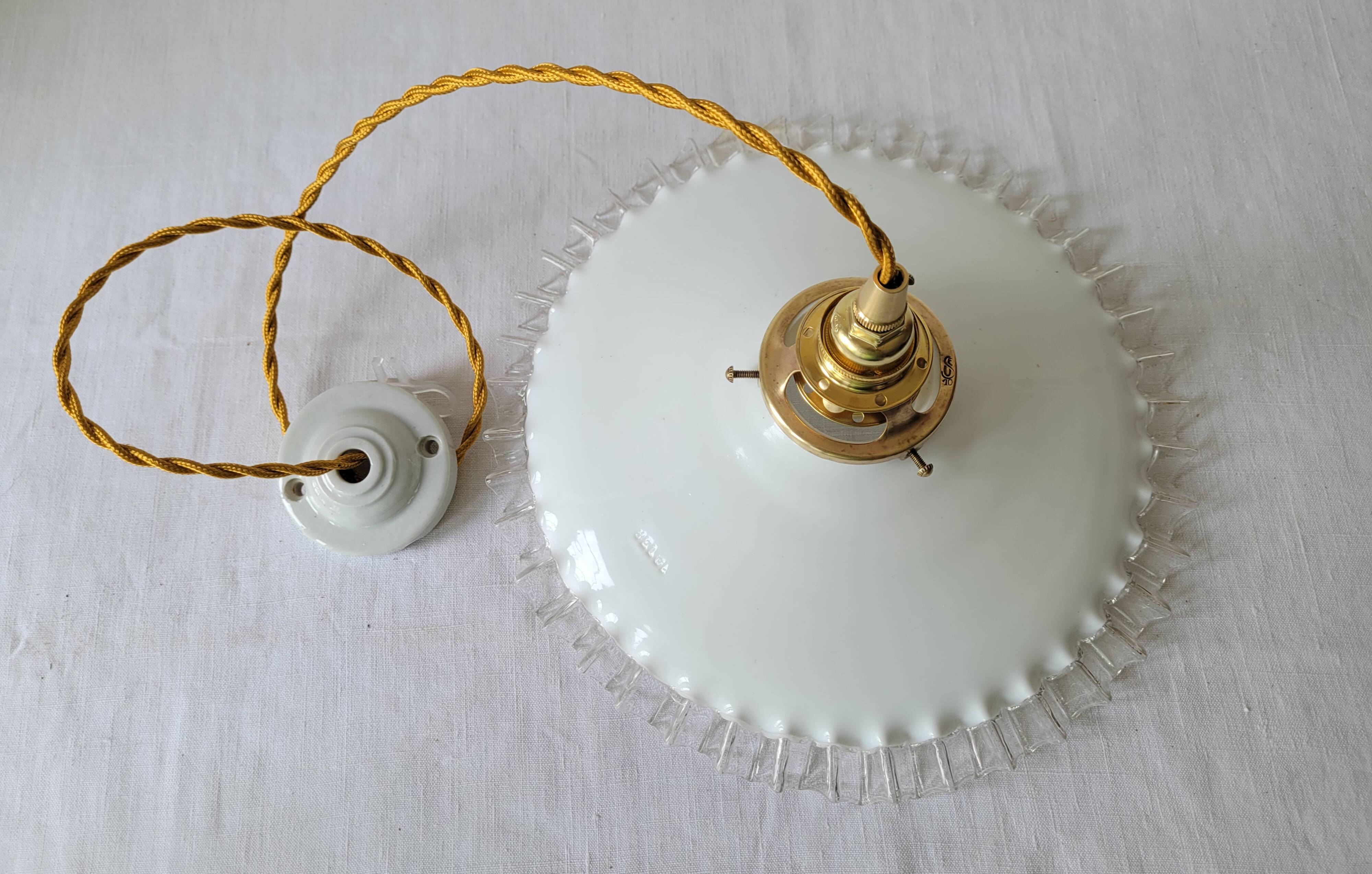 Pendant in serrated opaline