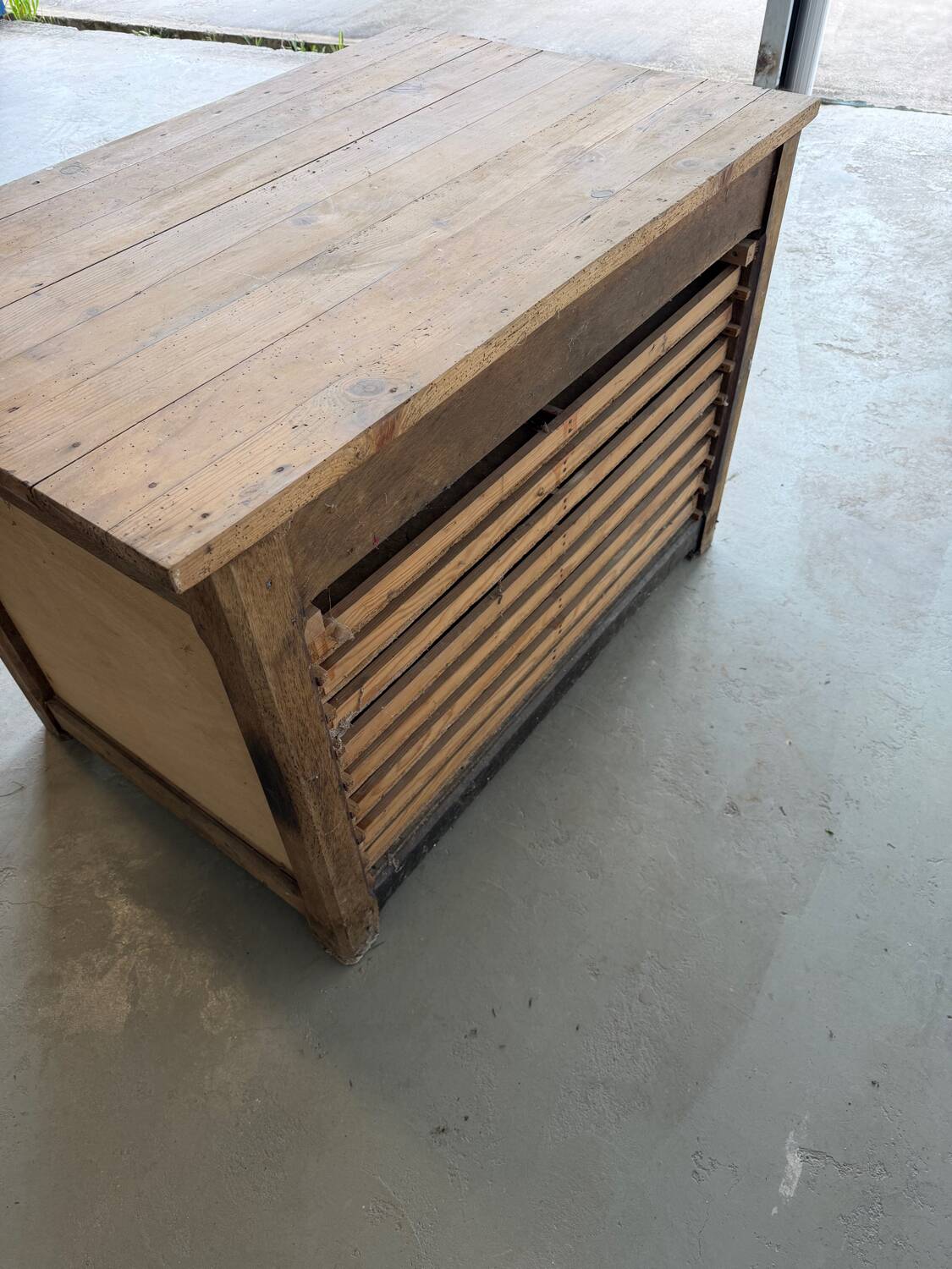 Low workshop cabinet with 8 drawers in solid wood, printing style.