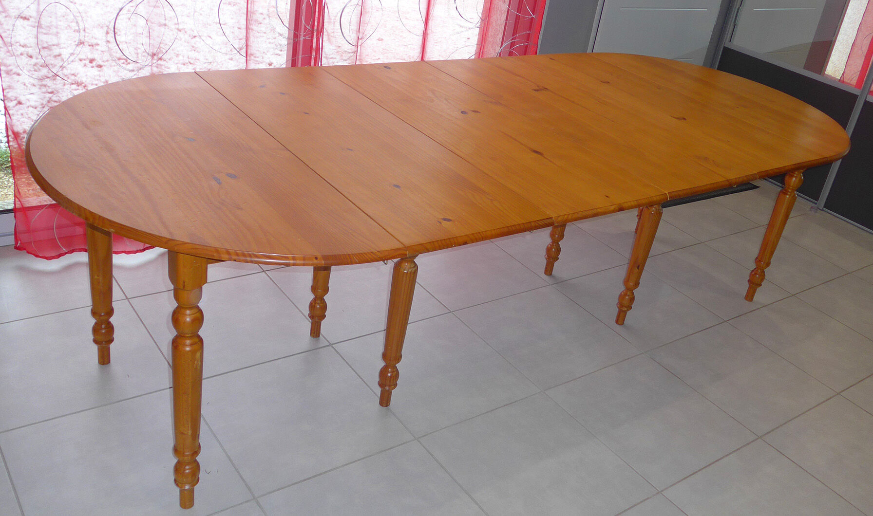Extendable dining table