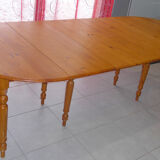 Extendable dining table