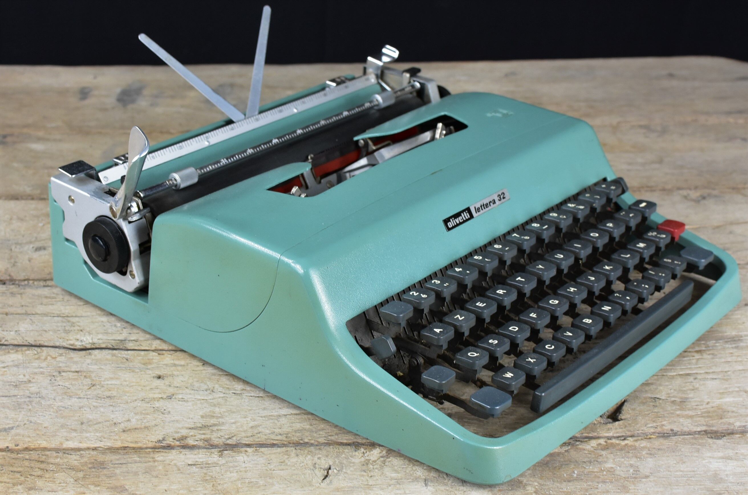Typewriter Olivetti lettéra 32