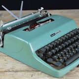 Typewriter Olivetti lettéra 32