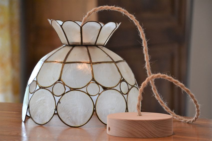 Small suspension in mother-of-pearl and brass flower shape -