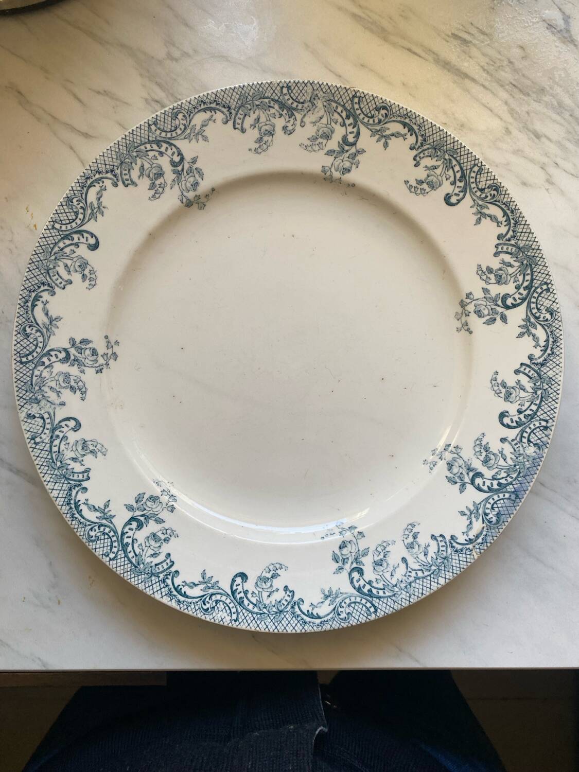 Assiette terre de fer faïencerie d’Orchies