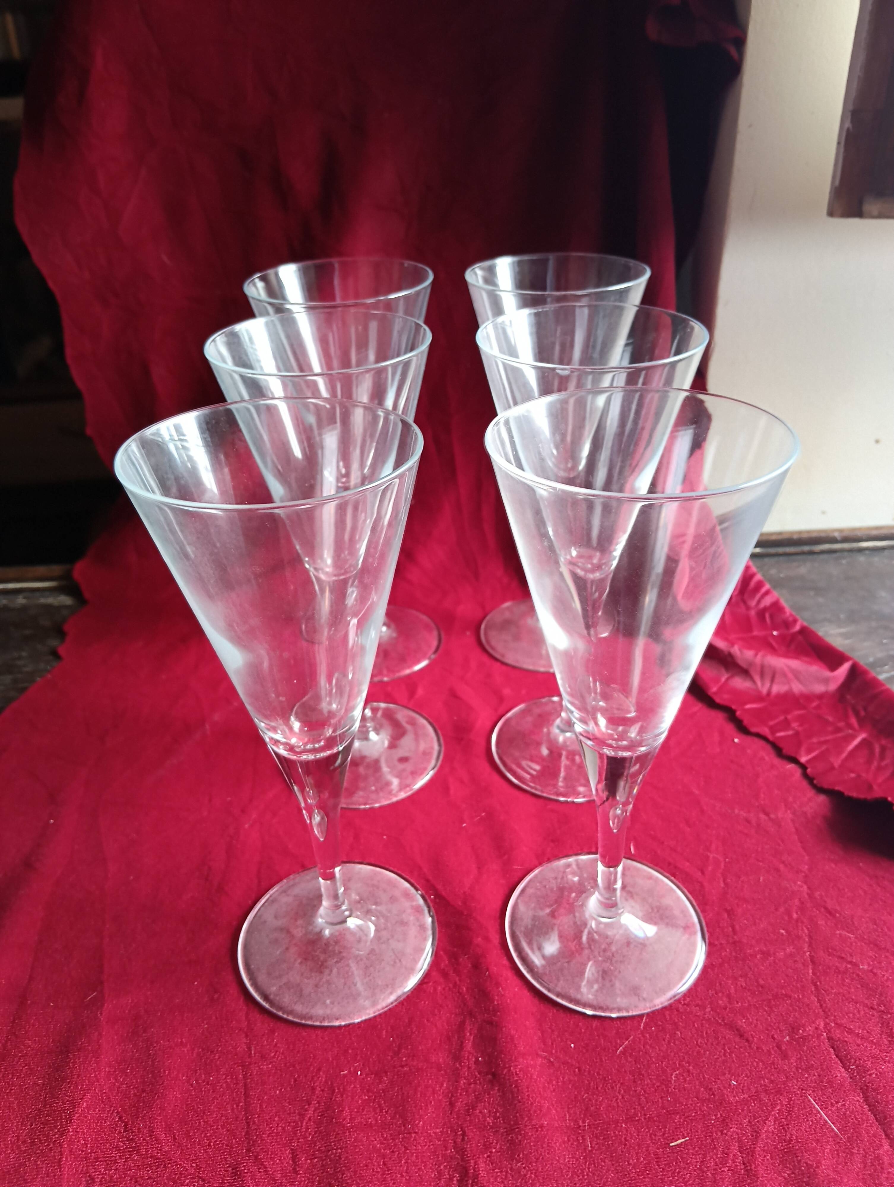 Set of 6 "flute" glasses in blown glass