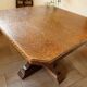 Table rustique en chêne avec piètement central