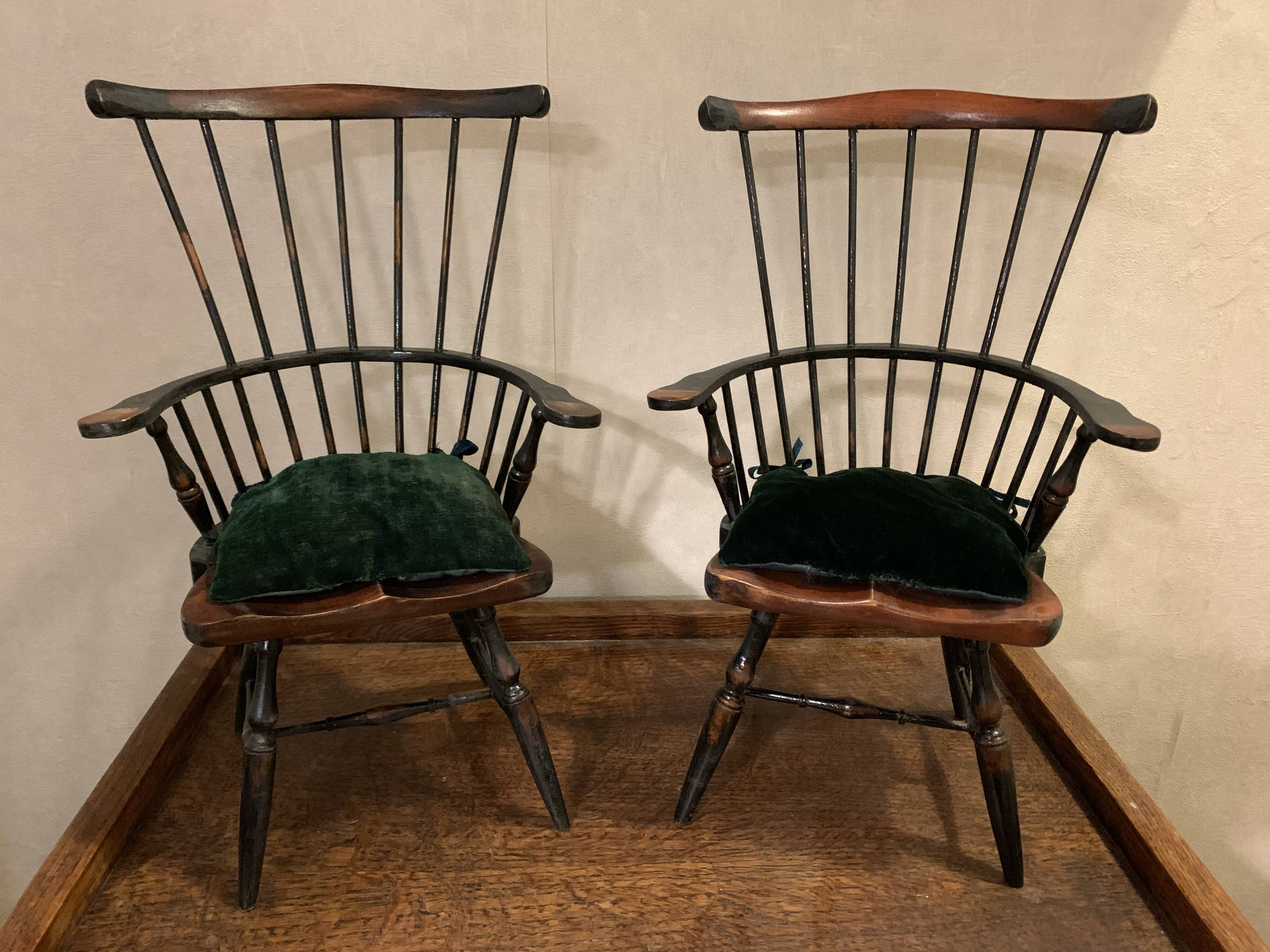 Chaises de poupées anciennes
