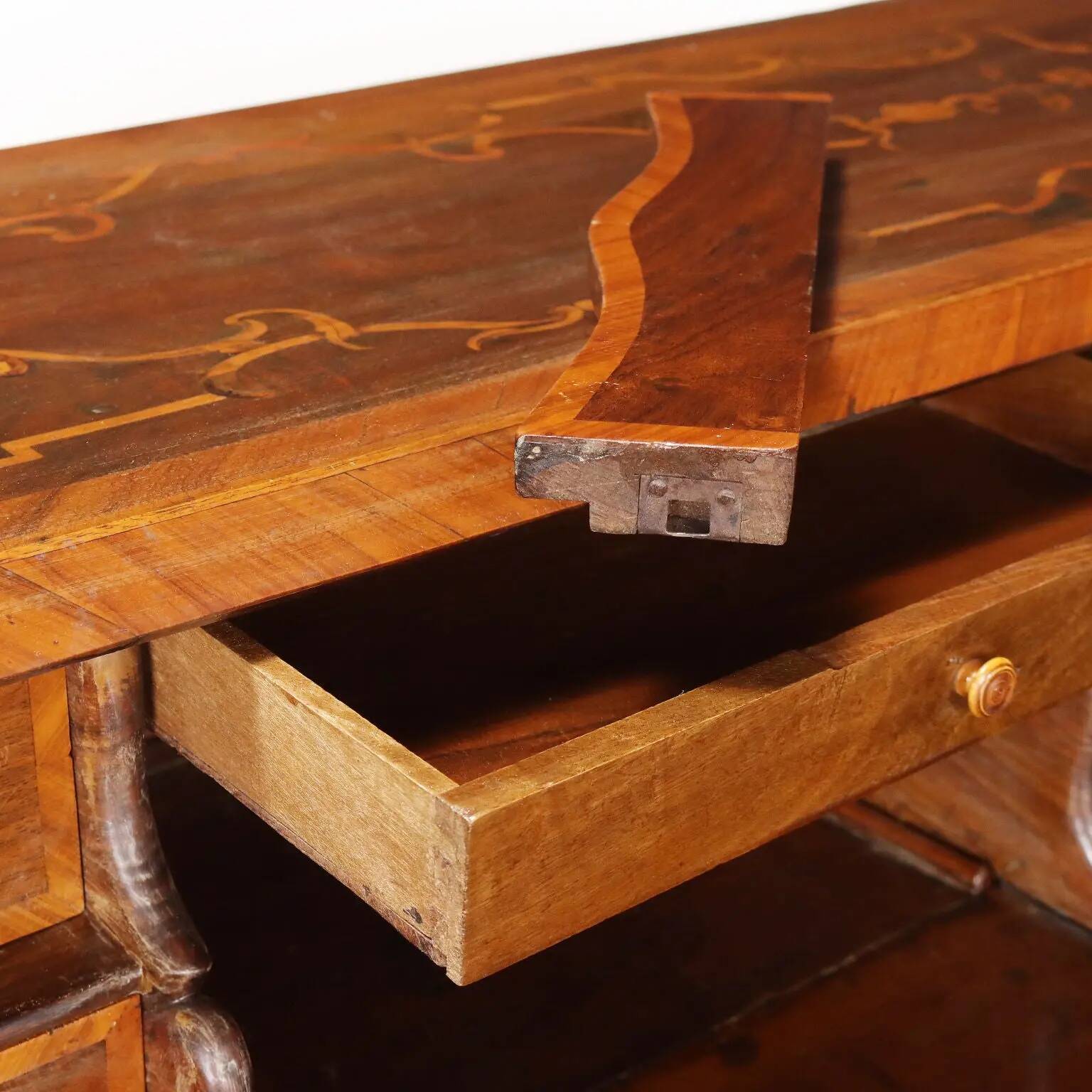 Antique writing desk in walnut with drawers and inlays, Italy, 18th century.