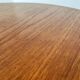Table basse ronde suédoise avec détails en laiton
