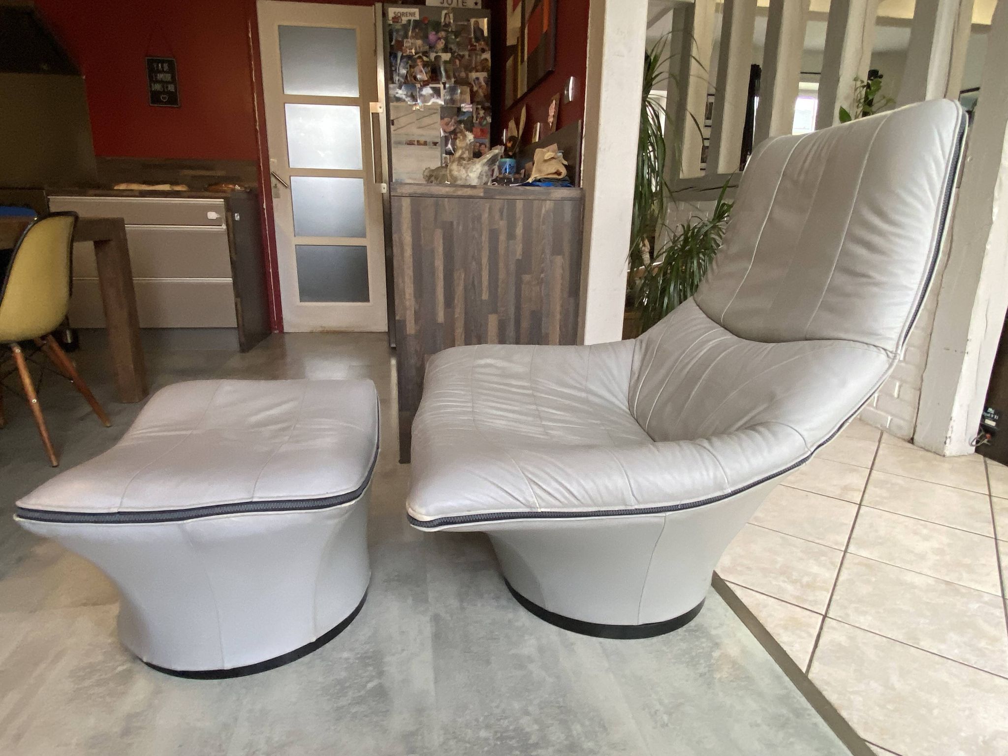 Swivel lounge chair ottoman footrest leather Mantis Gerard Van den Ber
