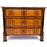Commode ancienne, Europe du Nord, vers 1850. Après rénovation.