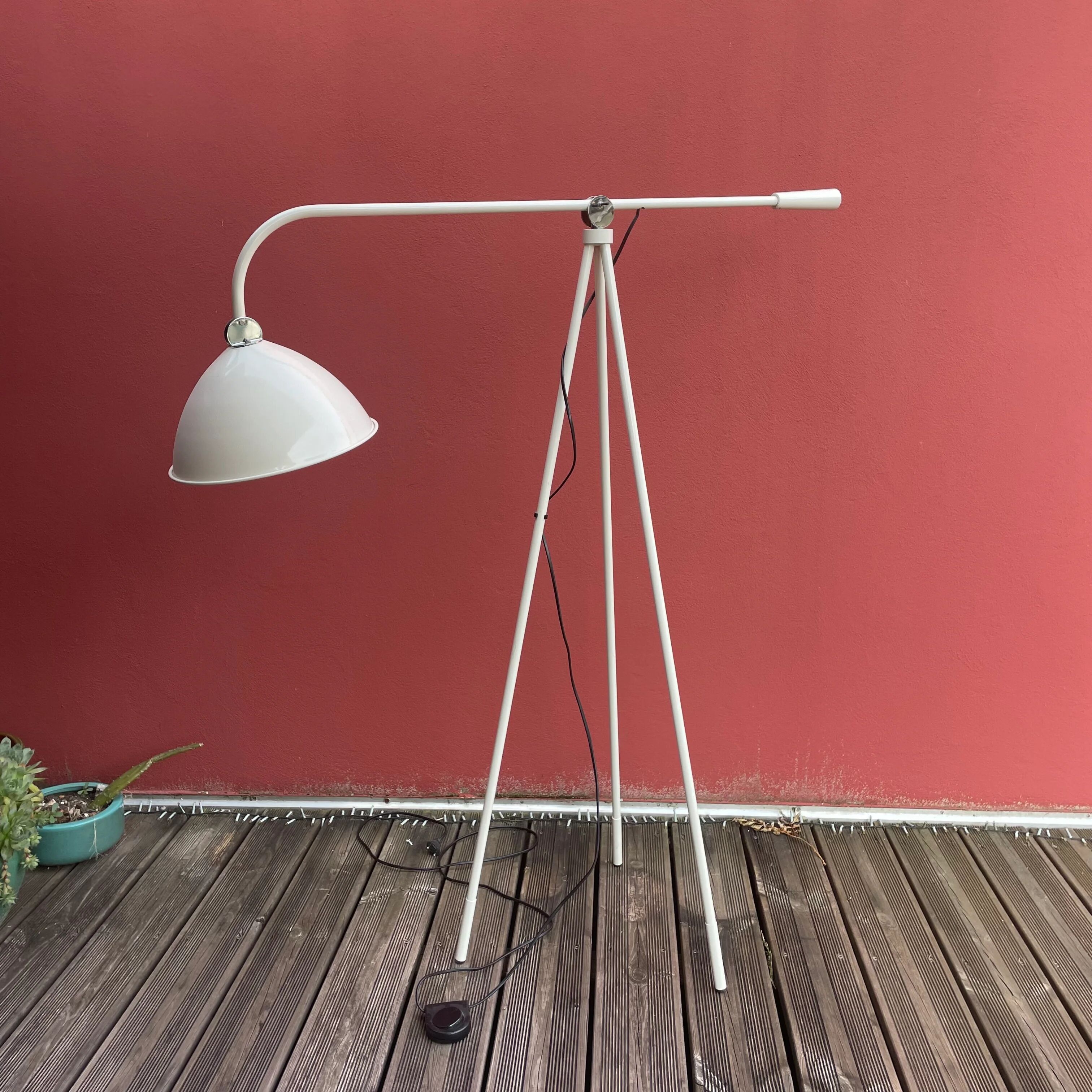 Reading floor lamp with an adjustable arm and head