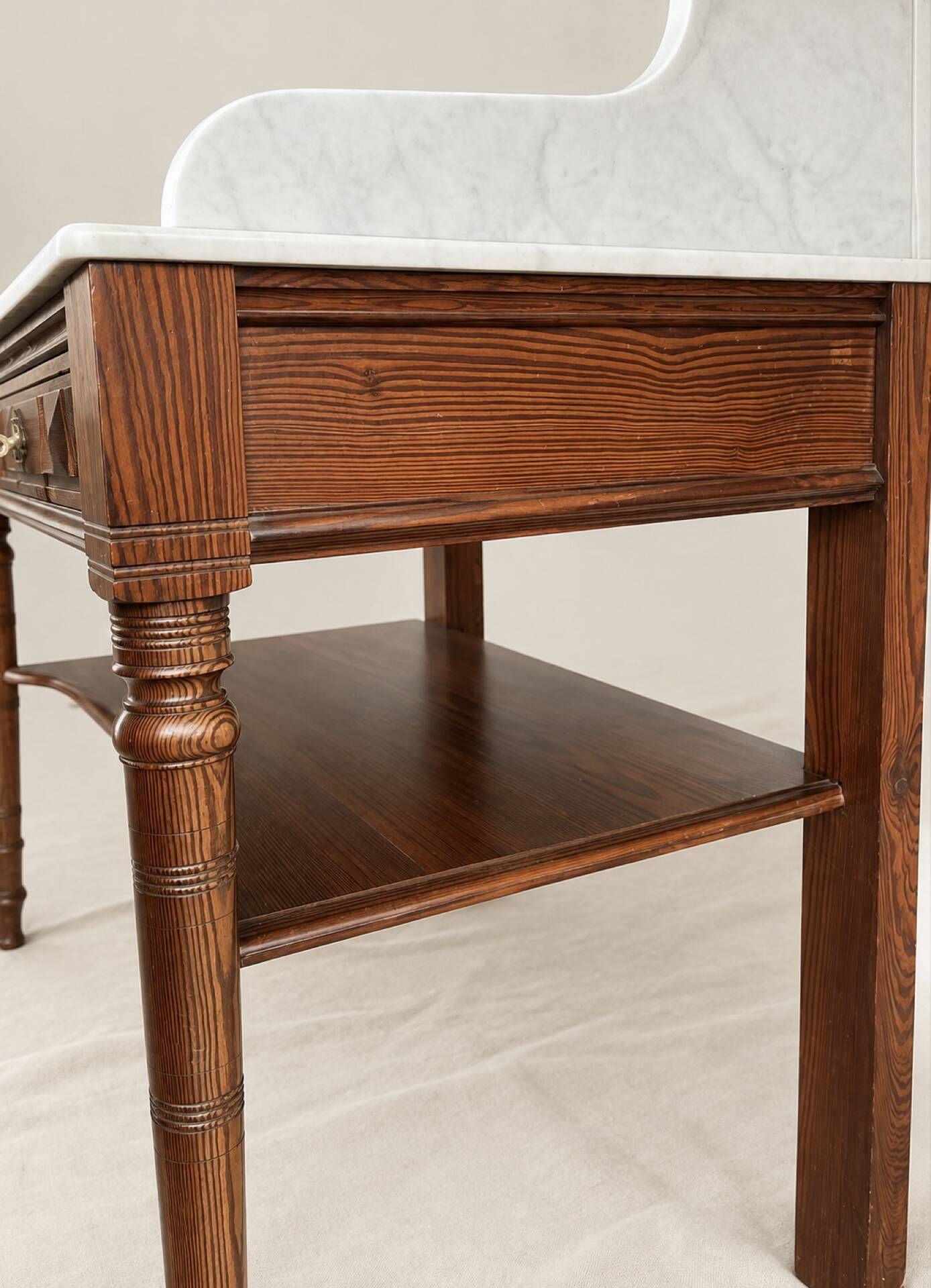 Coiffeuse ancienne style Louis XVI en bois et marbre blanc veiné