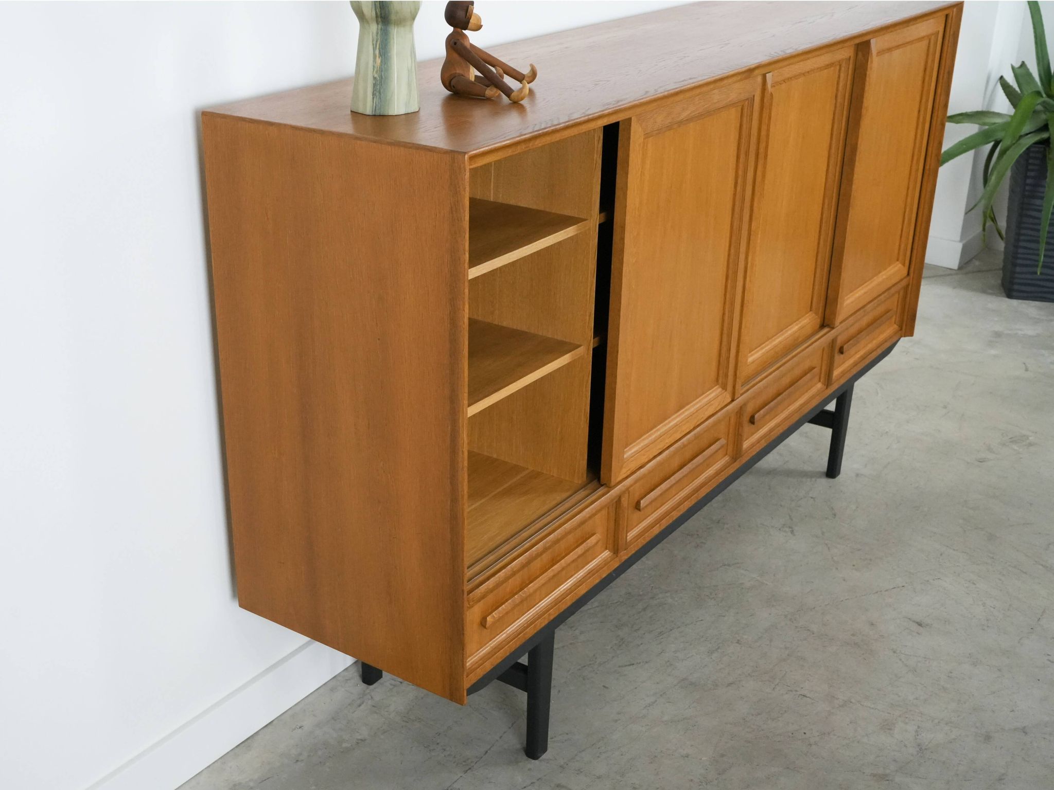Buffet haut en chêne, design danois, années 1960, production : Danemark