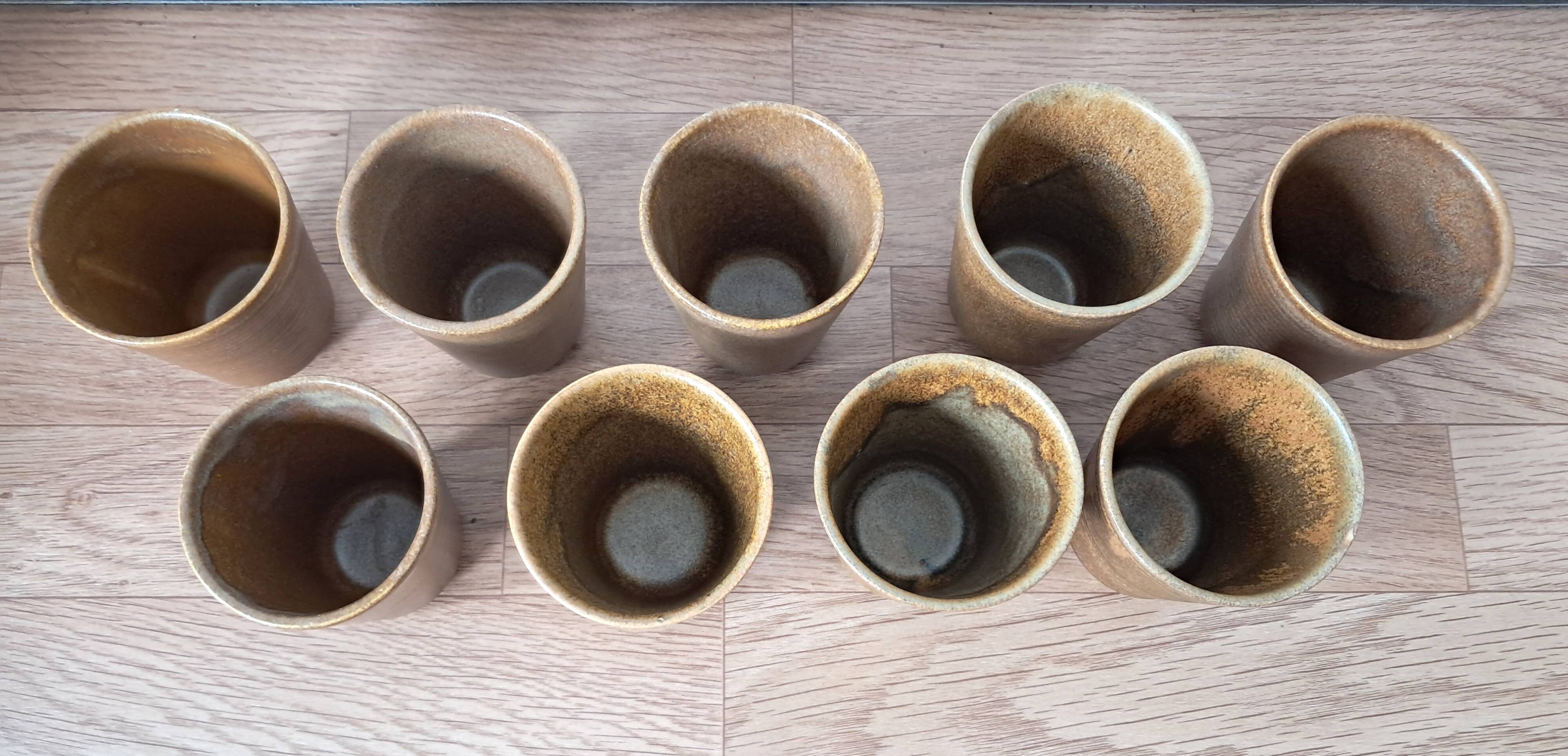 Série de 9 gobelets Digoin en grés.