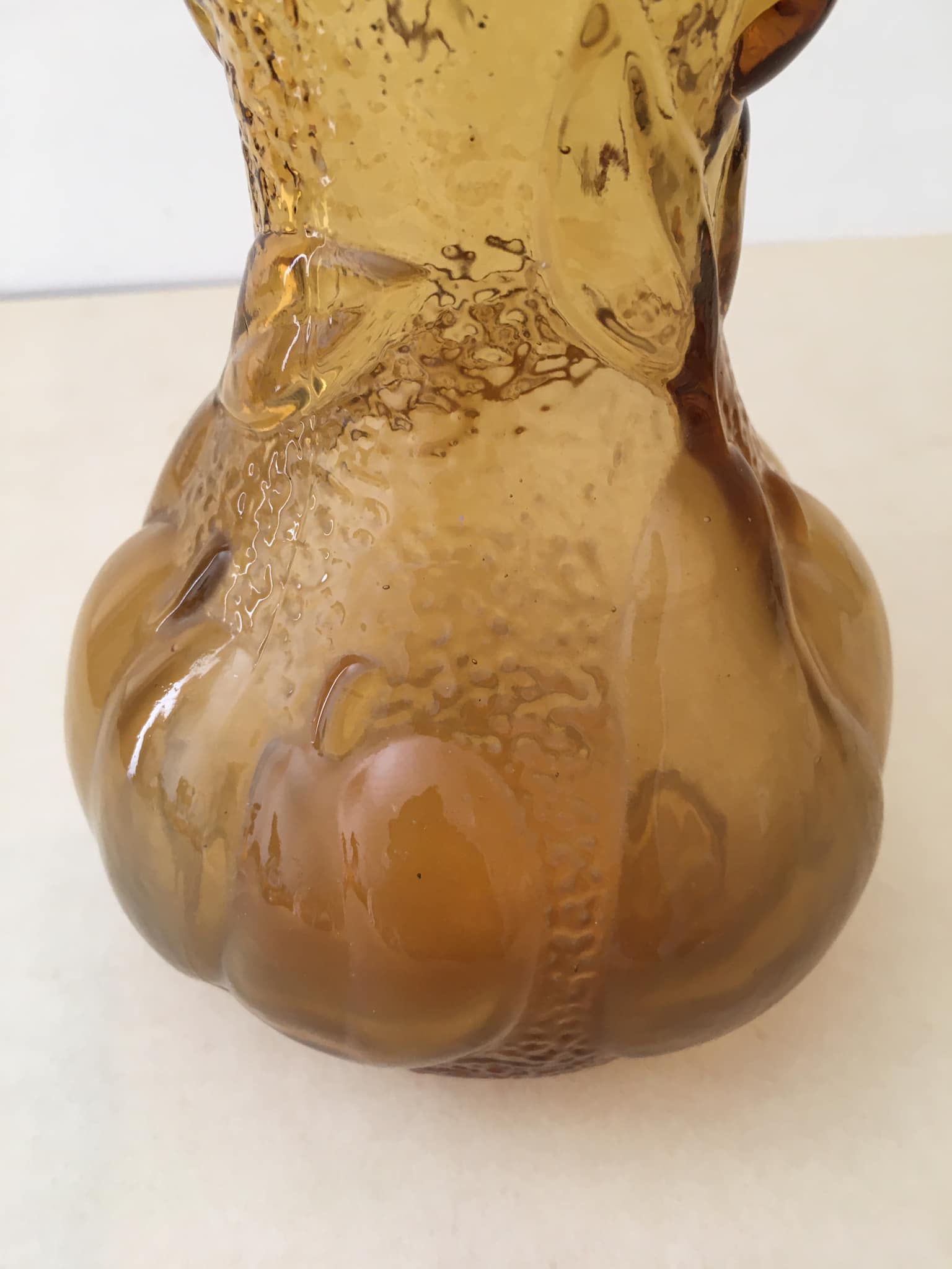 Vase italien en verre ambré avec décors de fruits en relief