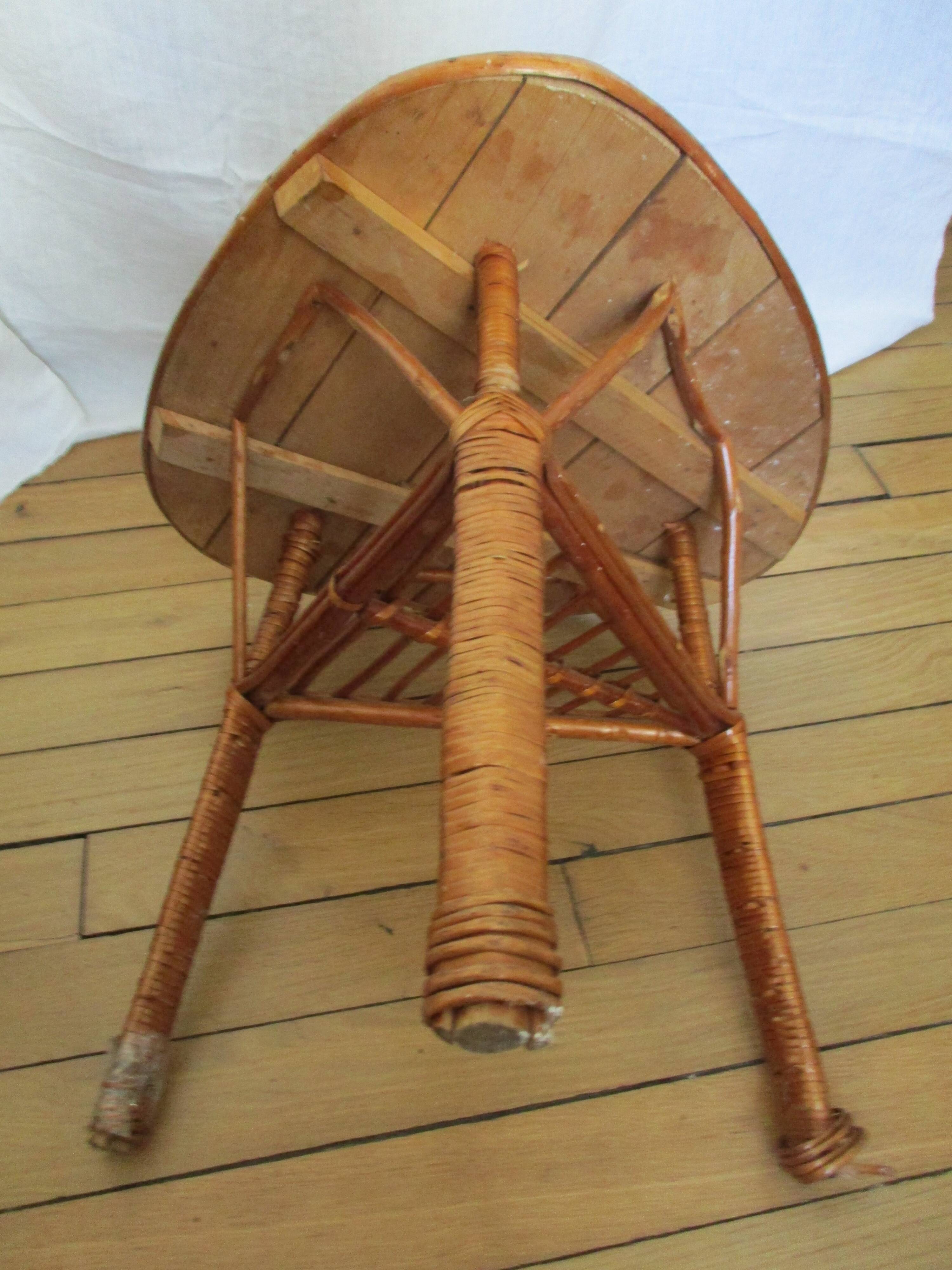 Table rotin, triangulaire, vintage.