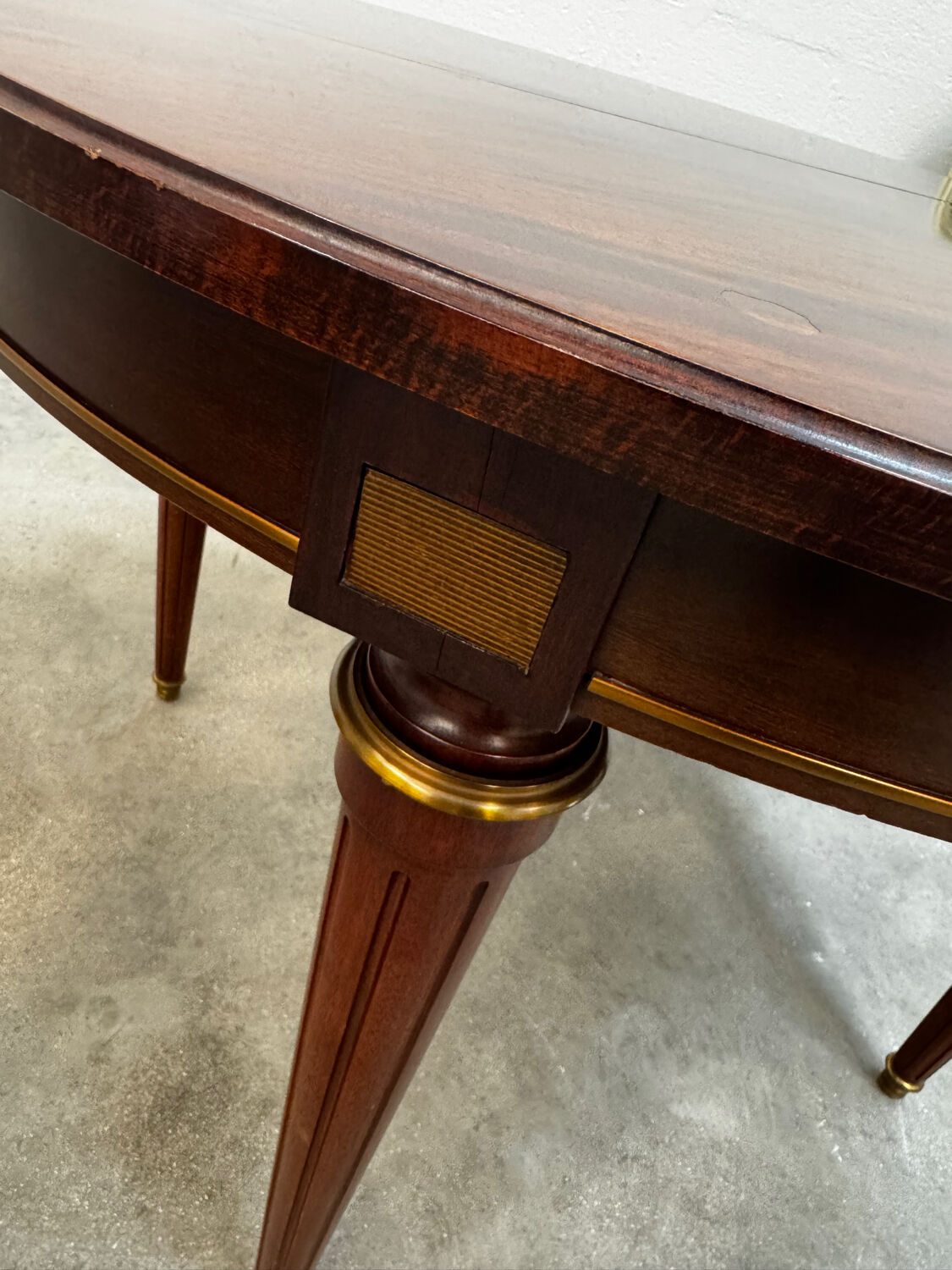 Extendable mahogany round table in Louis XVI style