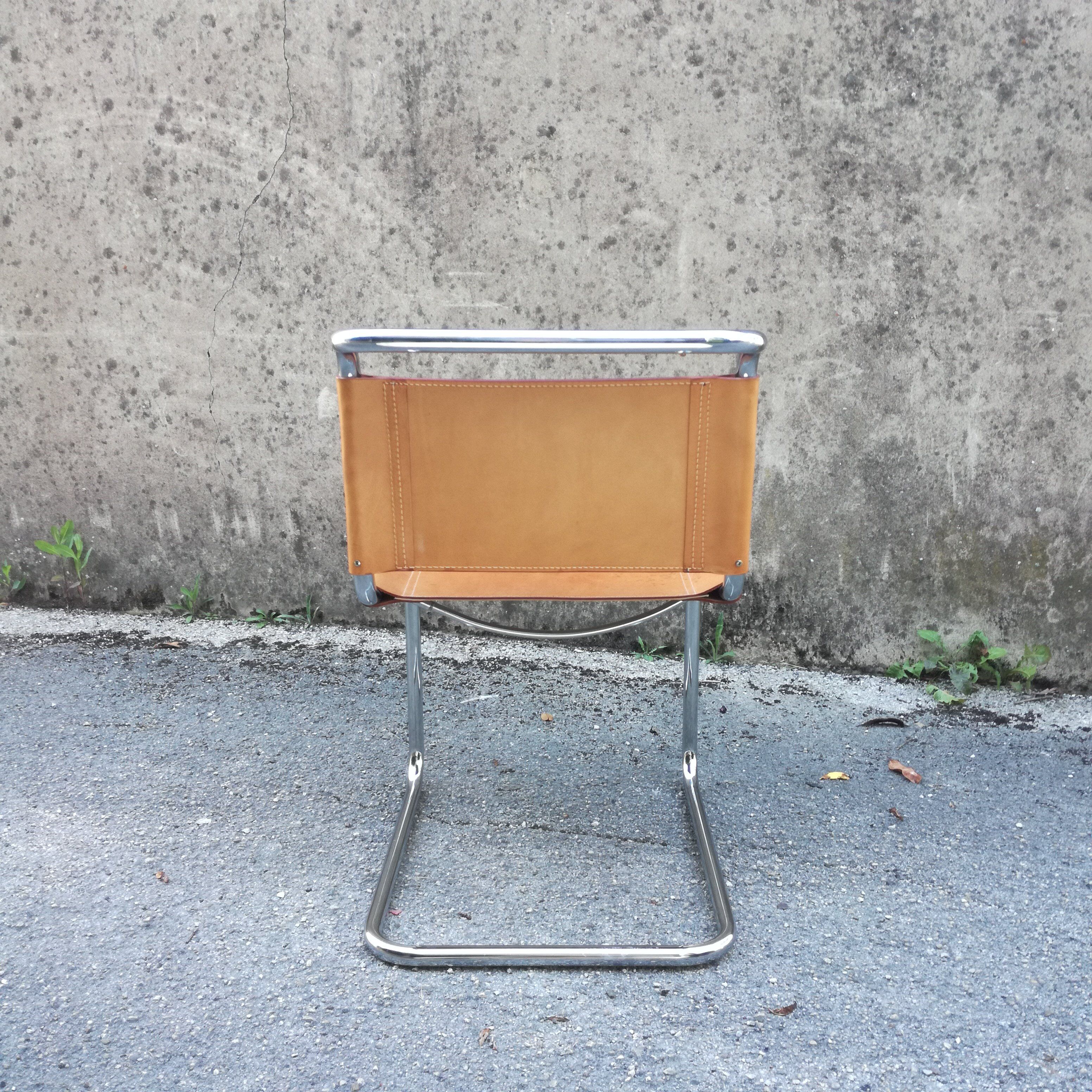Chaise cantilever en cuir