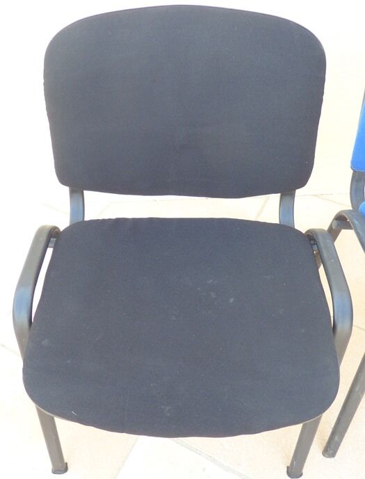 2 chaises empilables de tissus noir et bleu