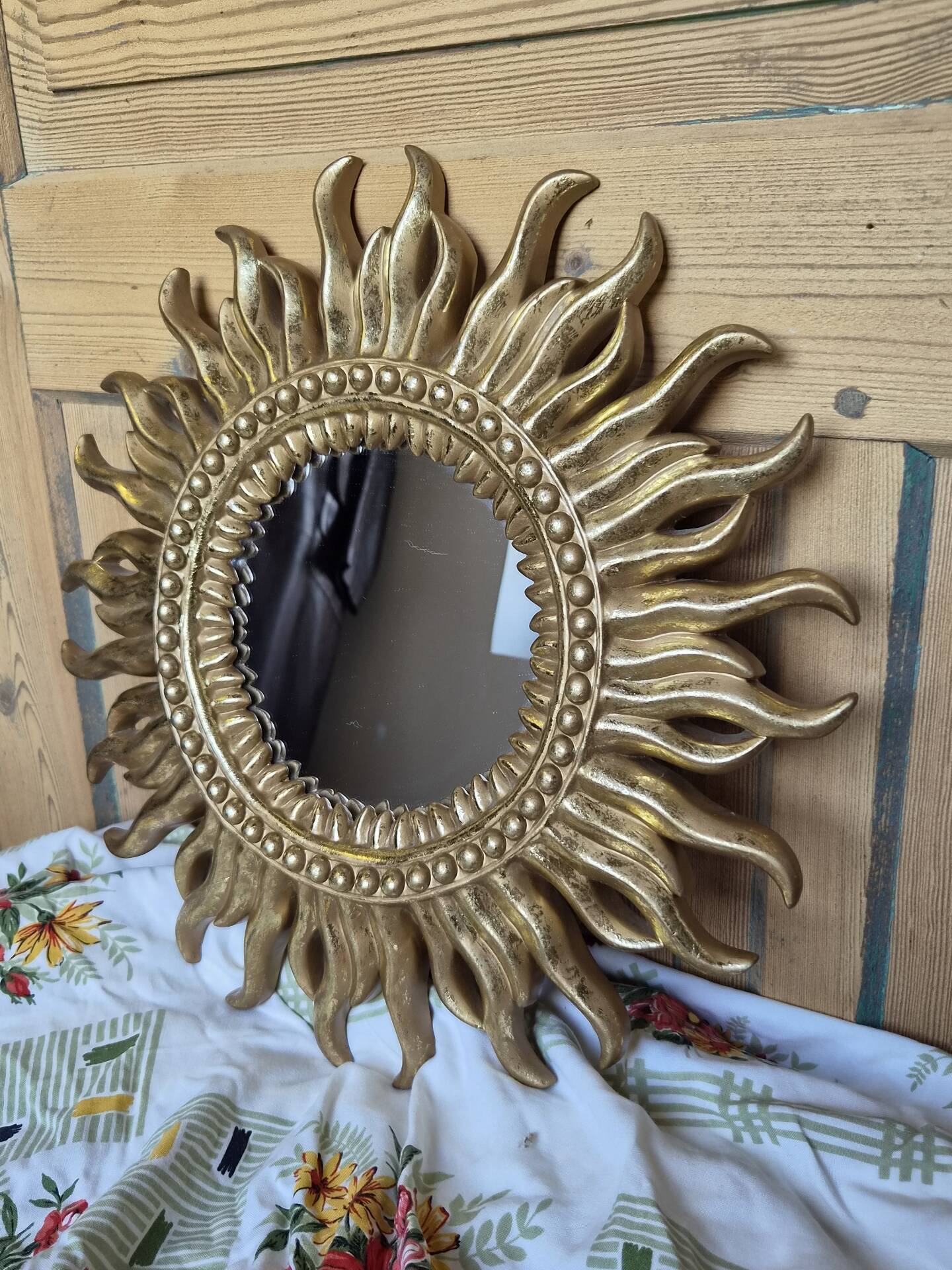 Vintage Gold Sun Mirror – A Mid-Century Classic for a Stylish Décor