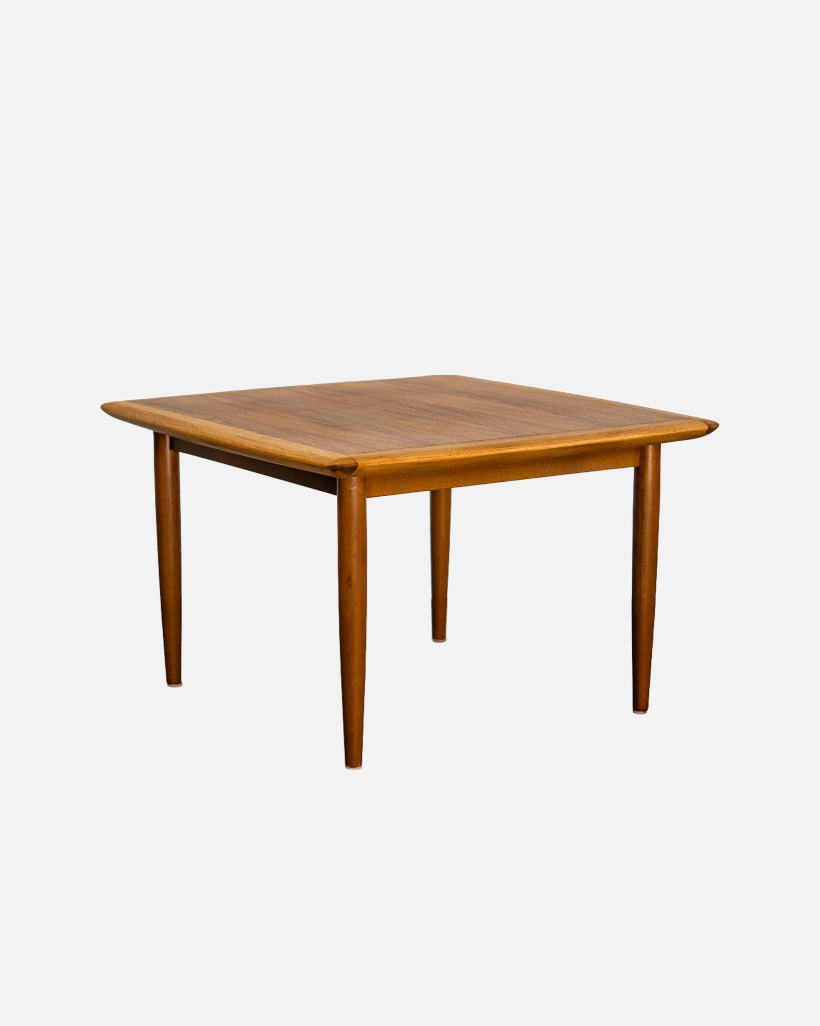 Table basse carrée de design allemand
