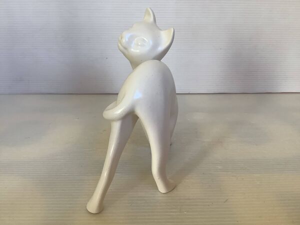 Chat en céramique blanche