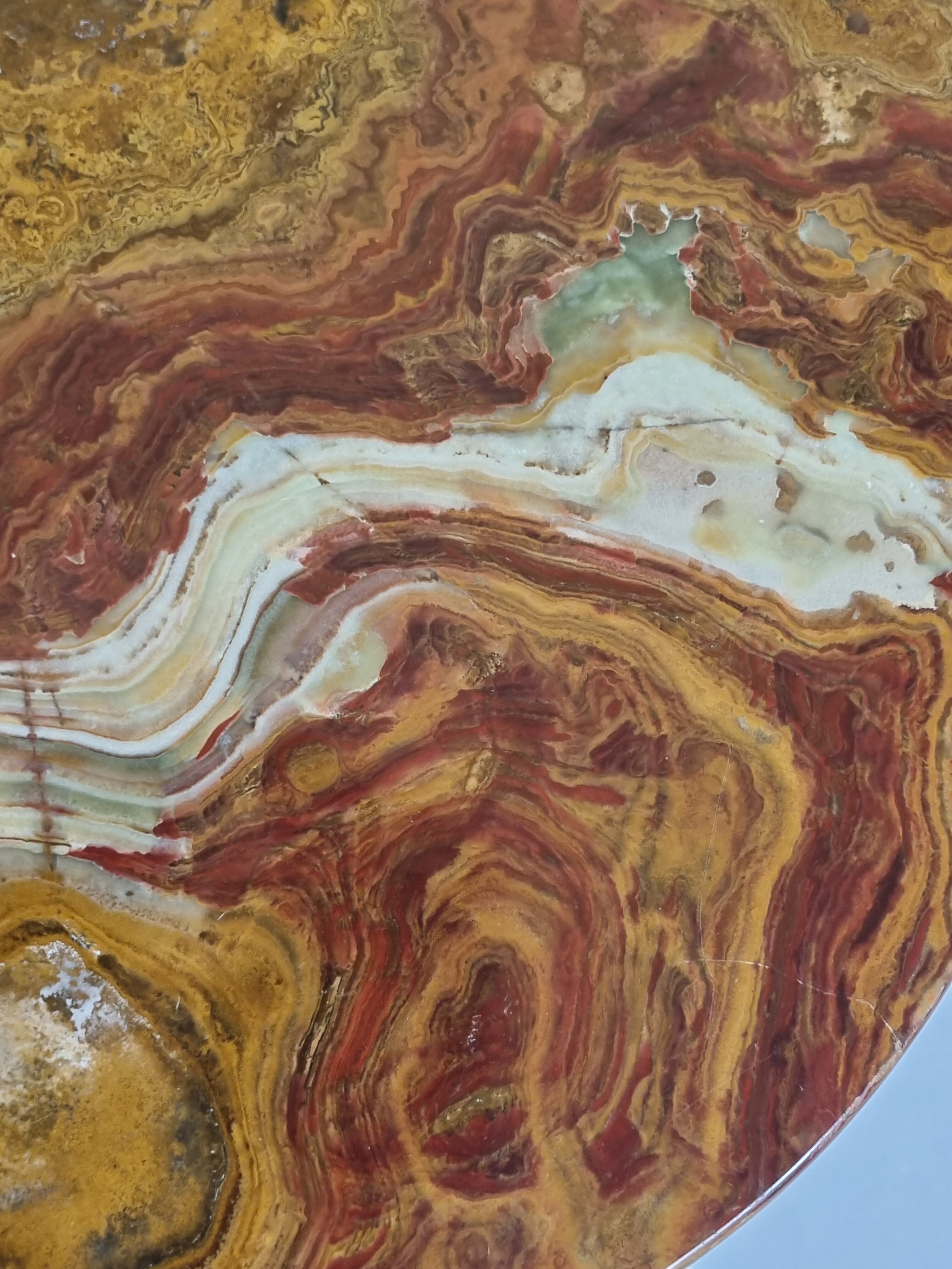 Table basse en marbre et fer forgé martelé, 61 cm