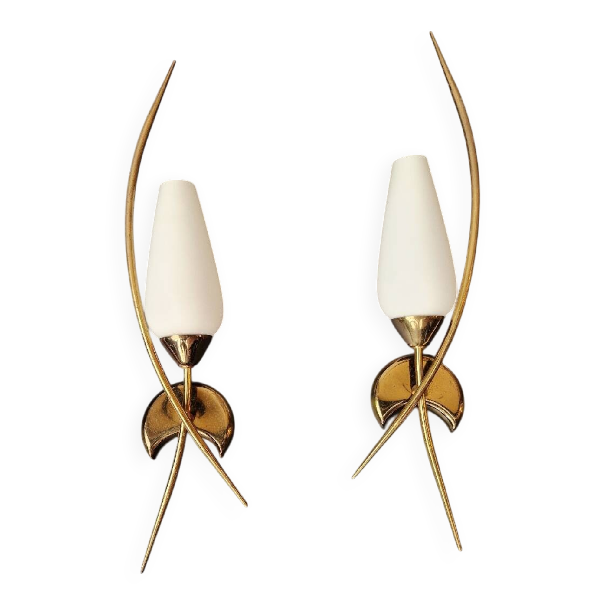 Paire d'appliques murales en laiton et verre satiné blanc, années 1950