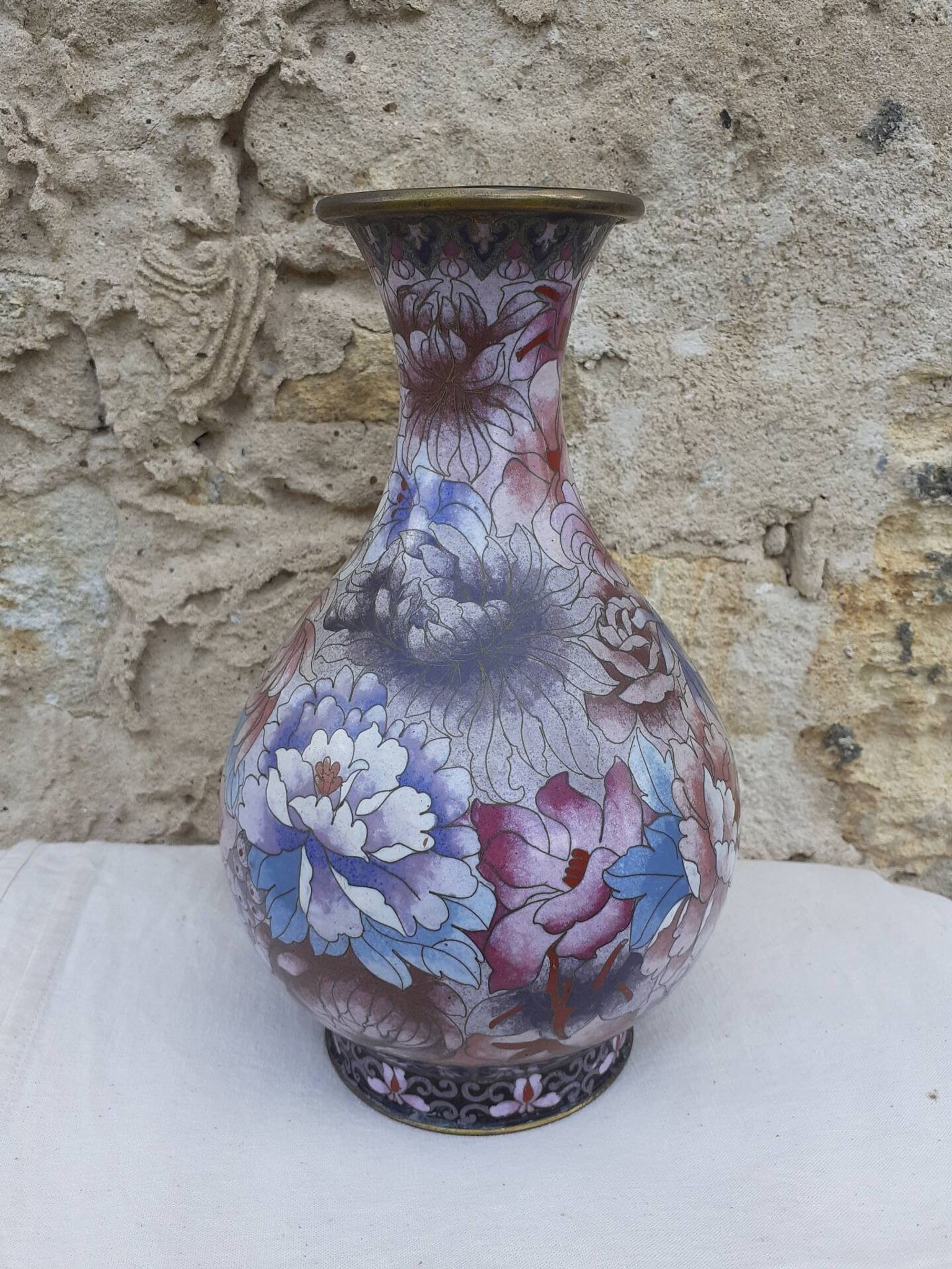 Vase in cloisonné enamel.