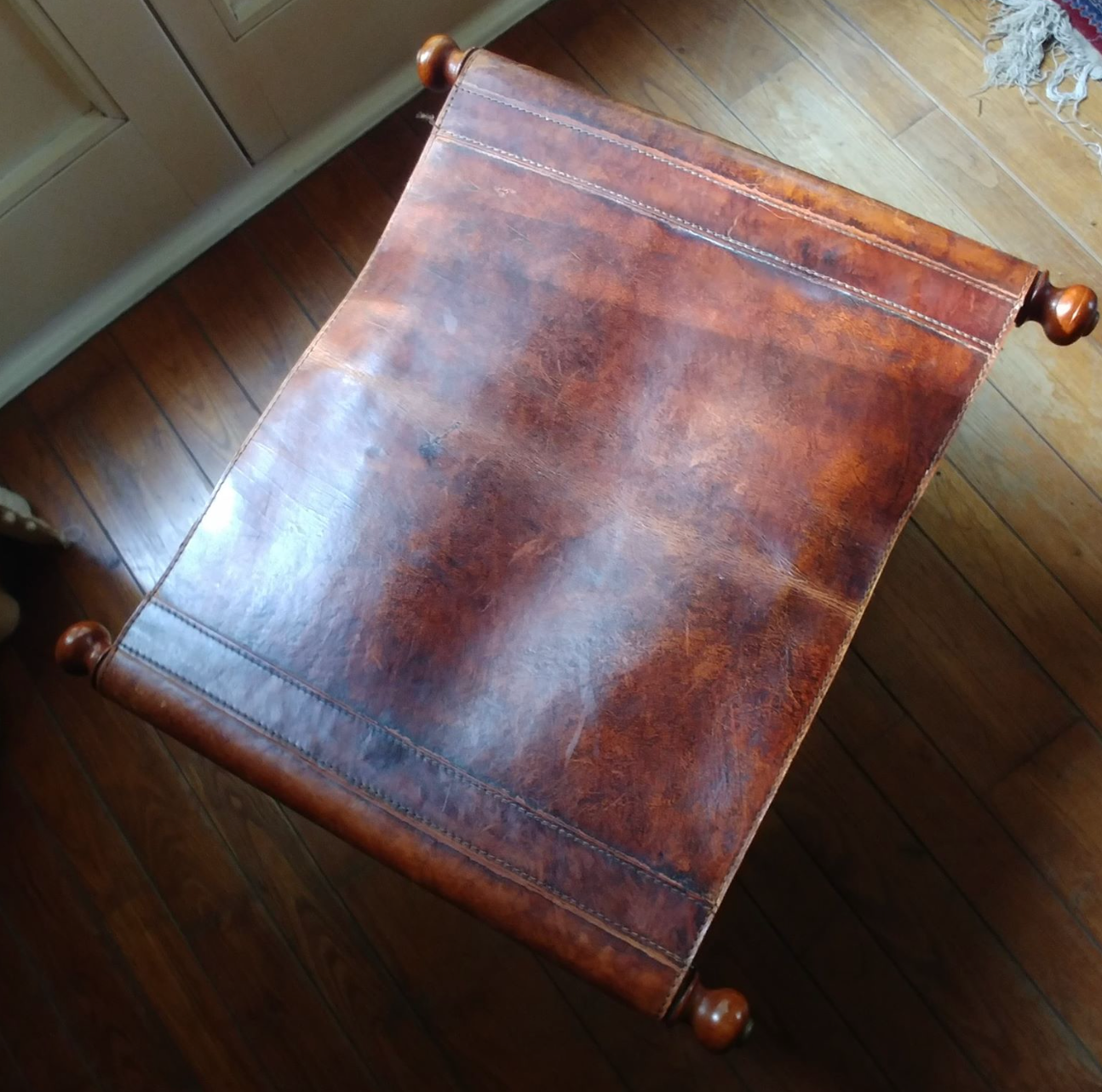 Leather folding armchair and footwork