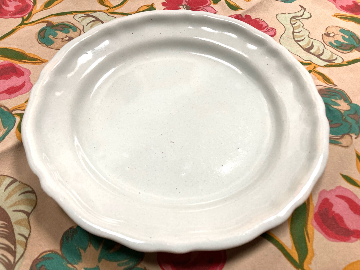 4 white earthenware plates