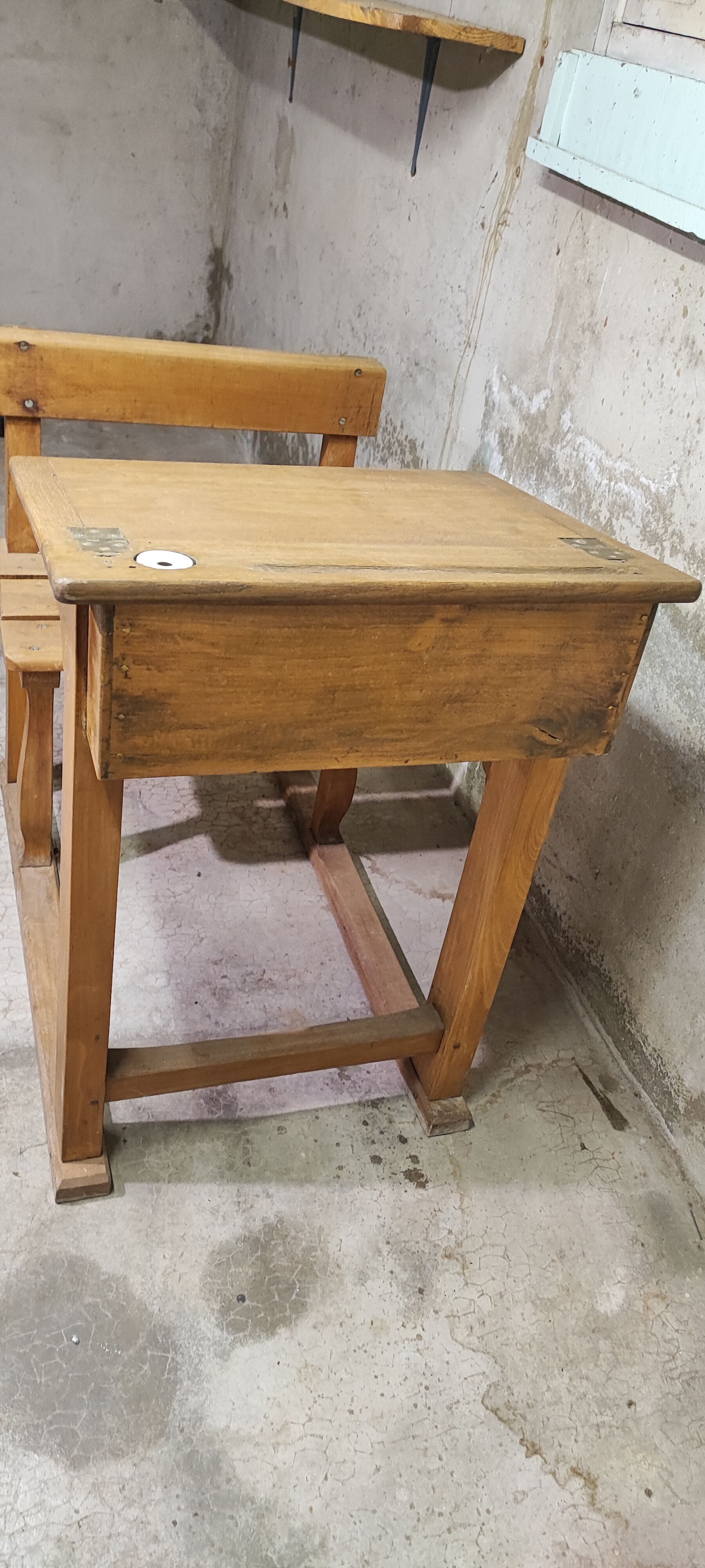 Bureau pupitre écolier une personne