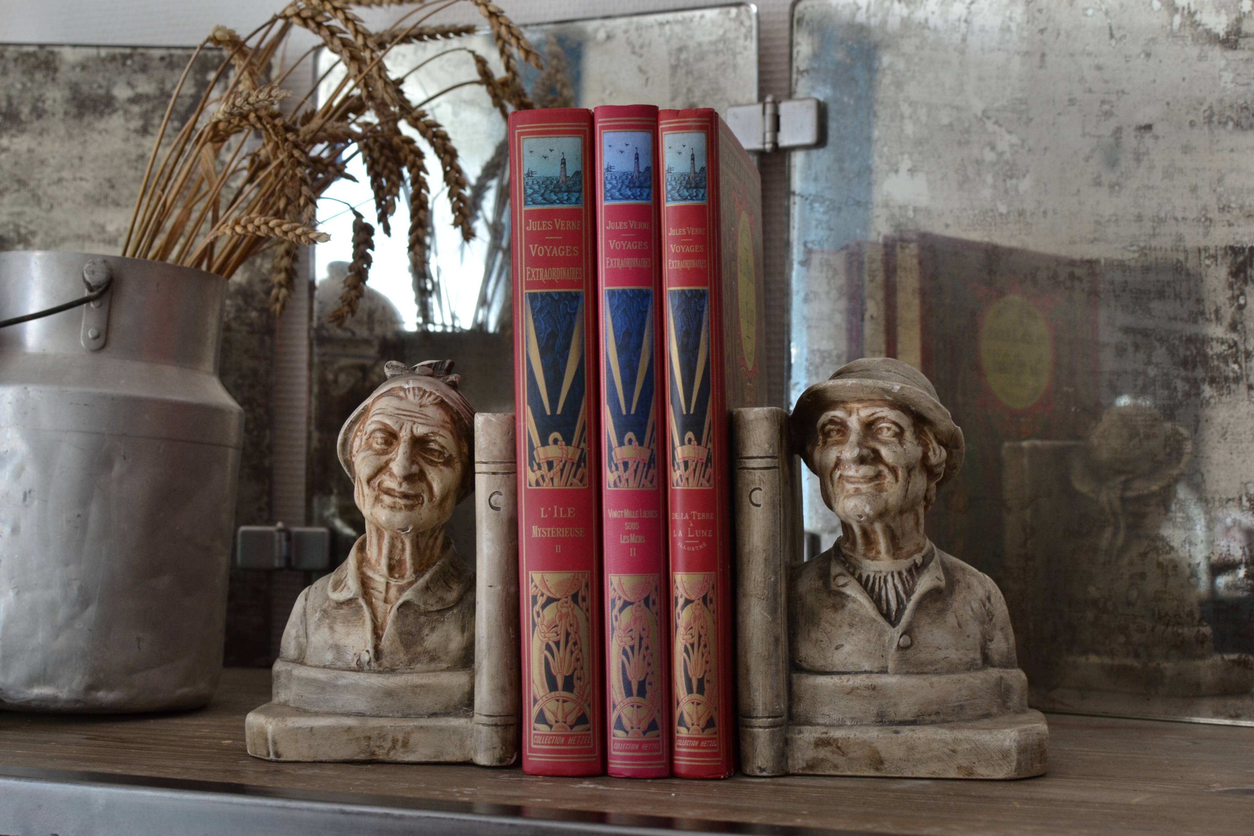 Book-clamps couple of realistic old men in plaster