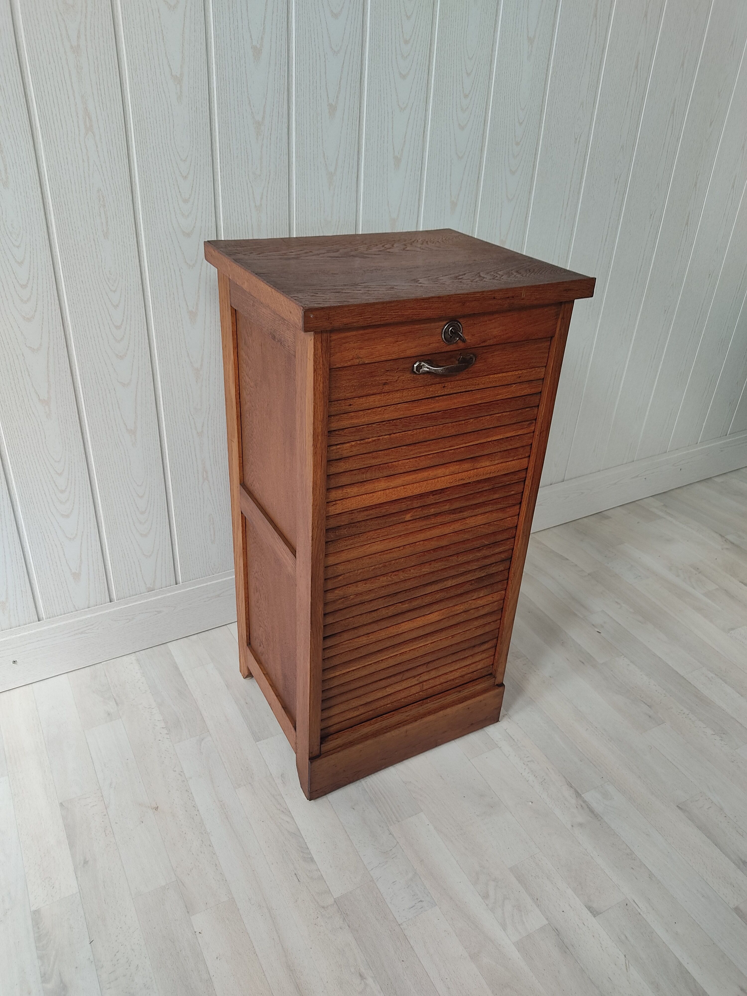 Furniture notary binder has curtain