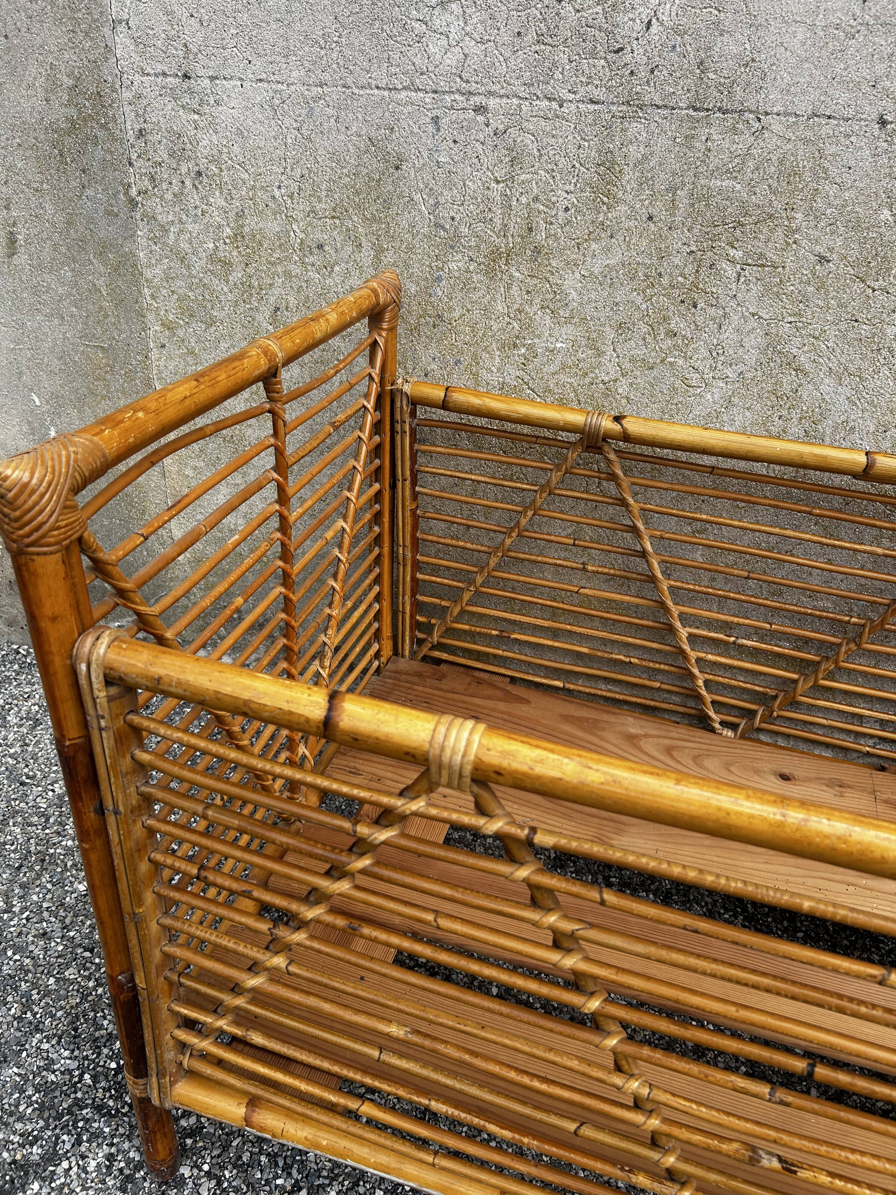 Lit enfant vintage en rotin et bambou – années 70