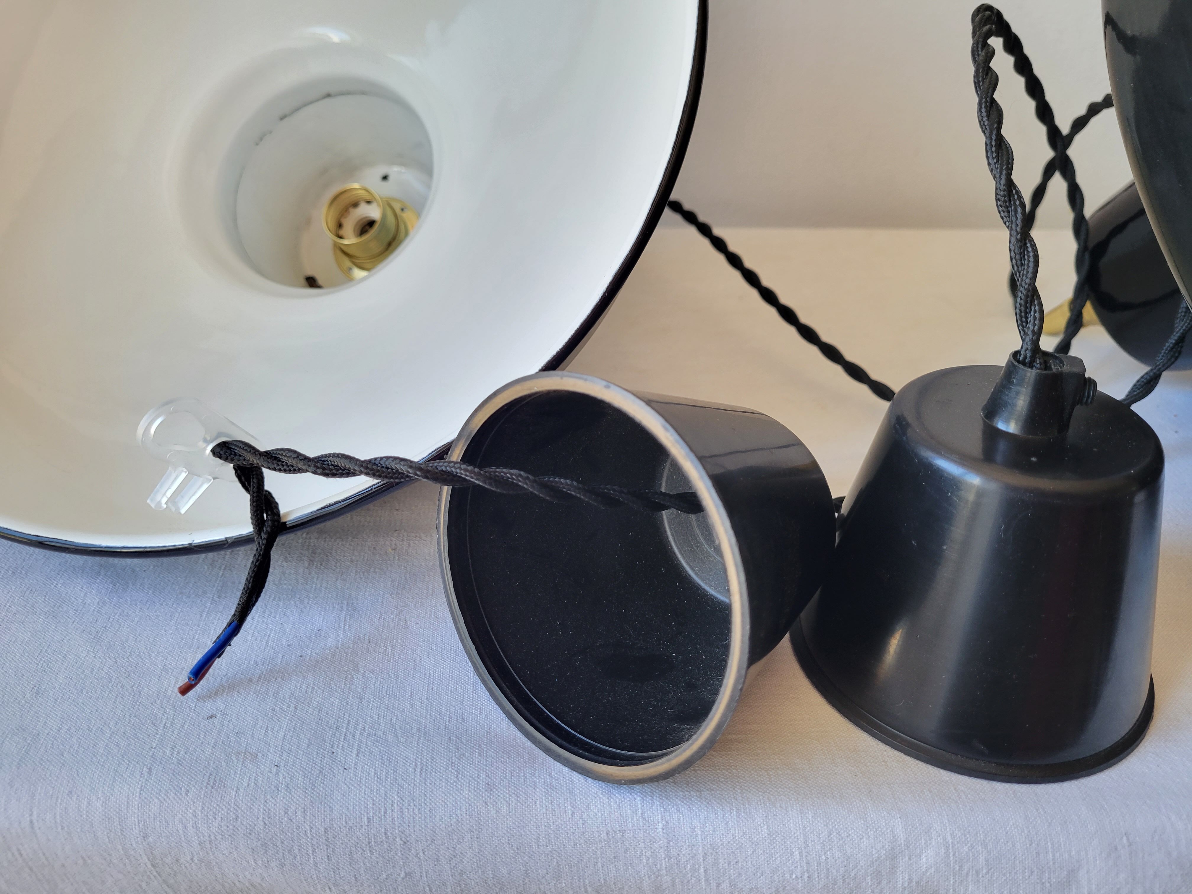 Duo of suspensions in enamelled sheet metal