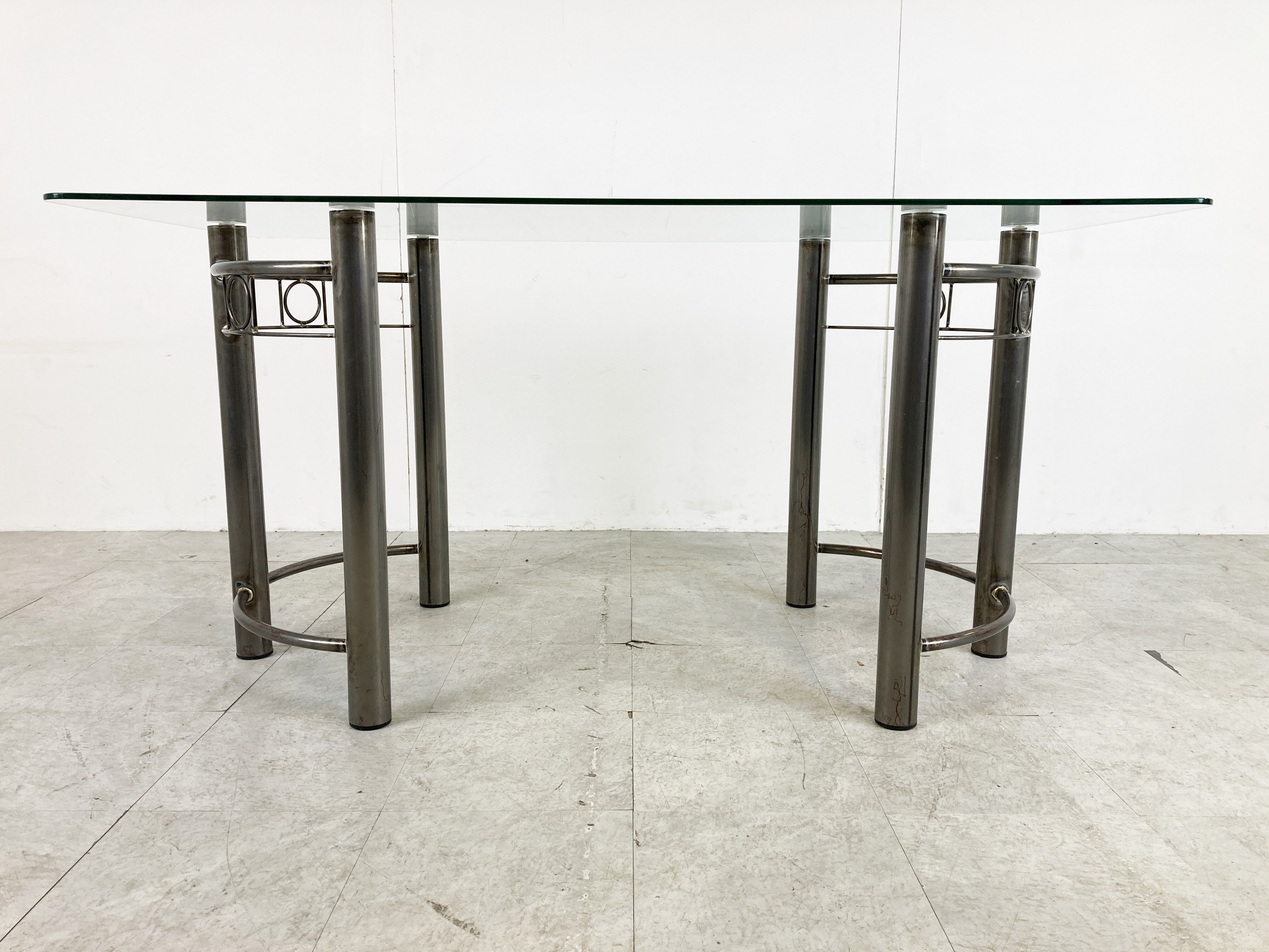 Chaises et table de salle à manger postmodernes, années 1980