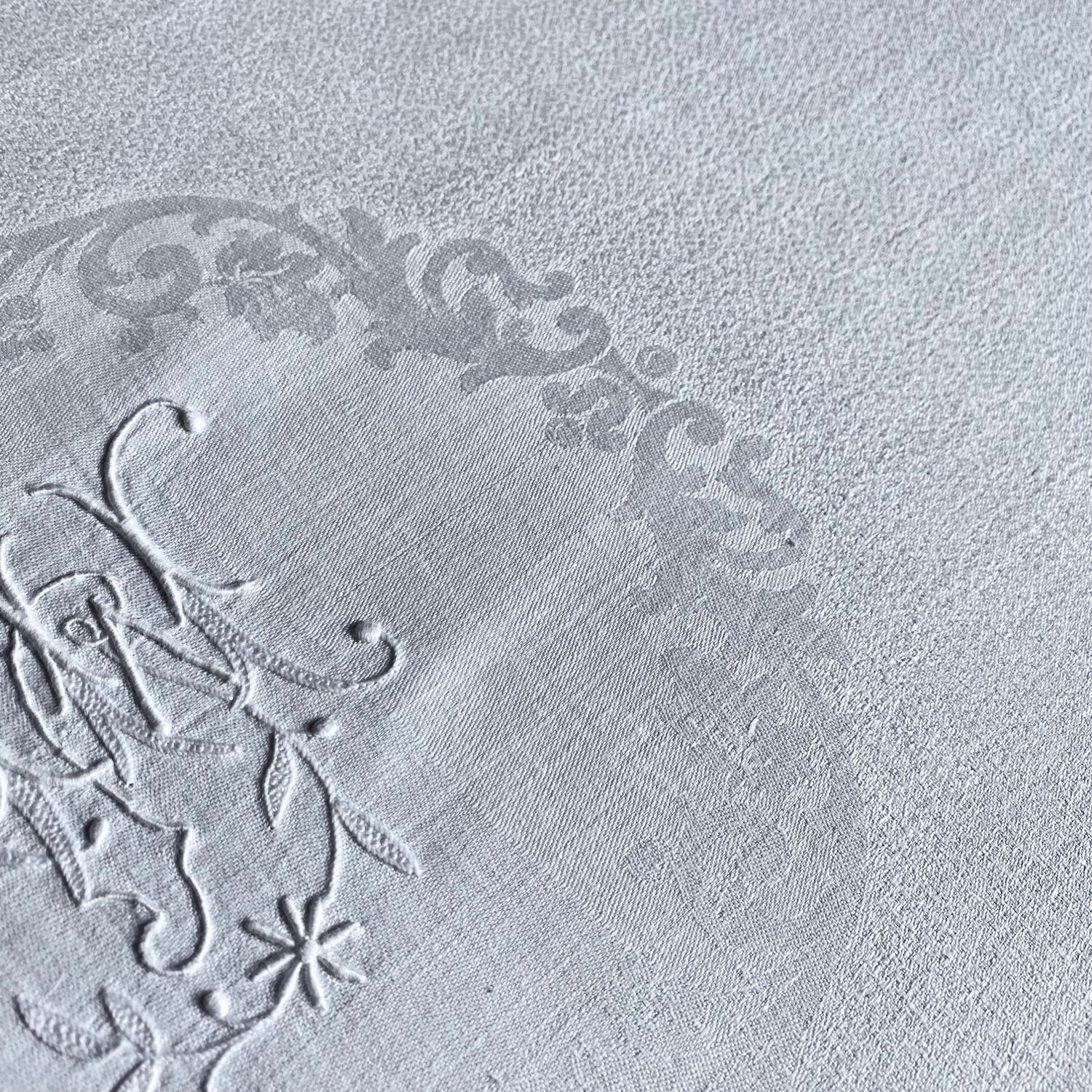 Service of 12 towels