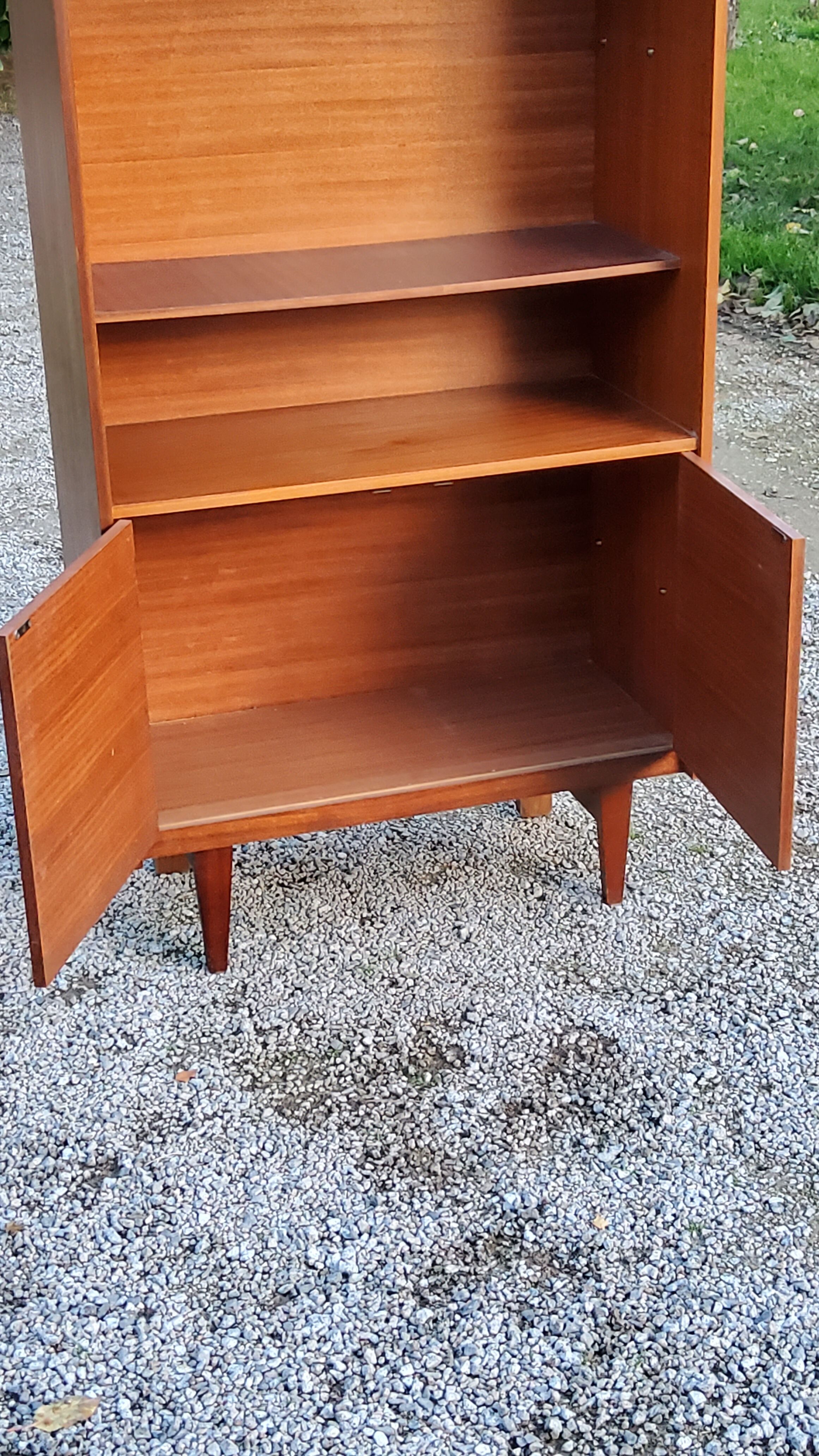 Bibliothèque des années 60/70  en acajou doré pieds fuseaux